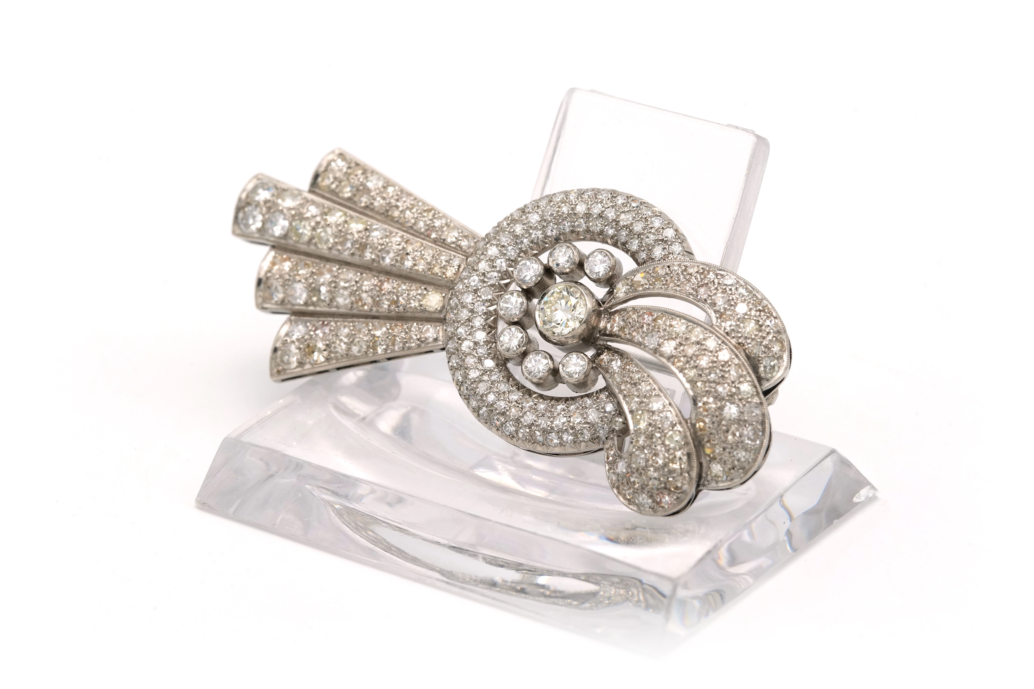 Broche Années 50 en or blanc 18 carats sertie de diamants "taille" brillant (+-3.468ct) - 2