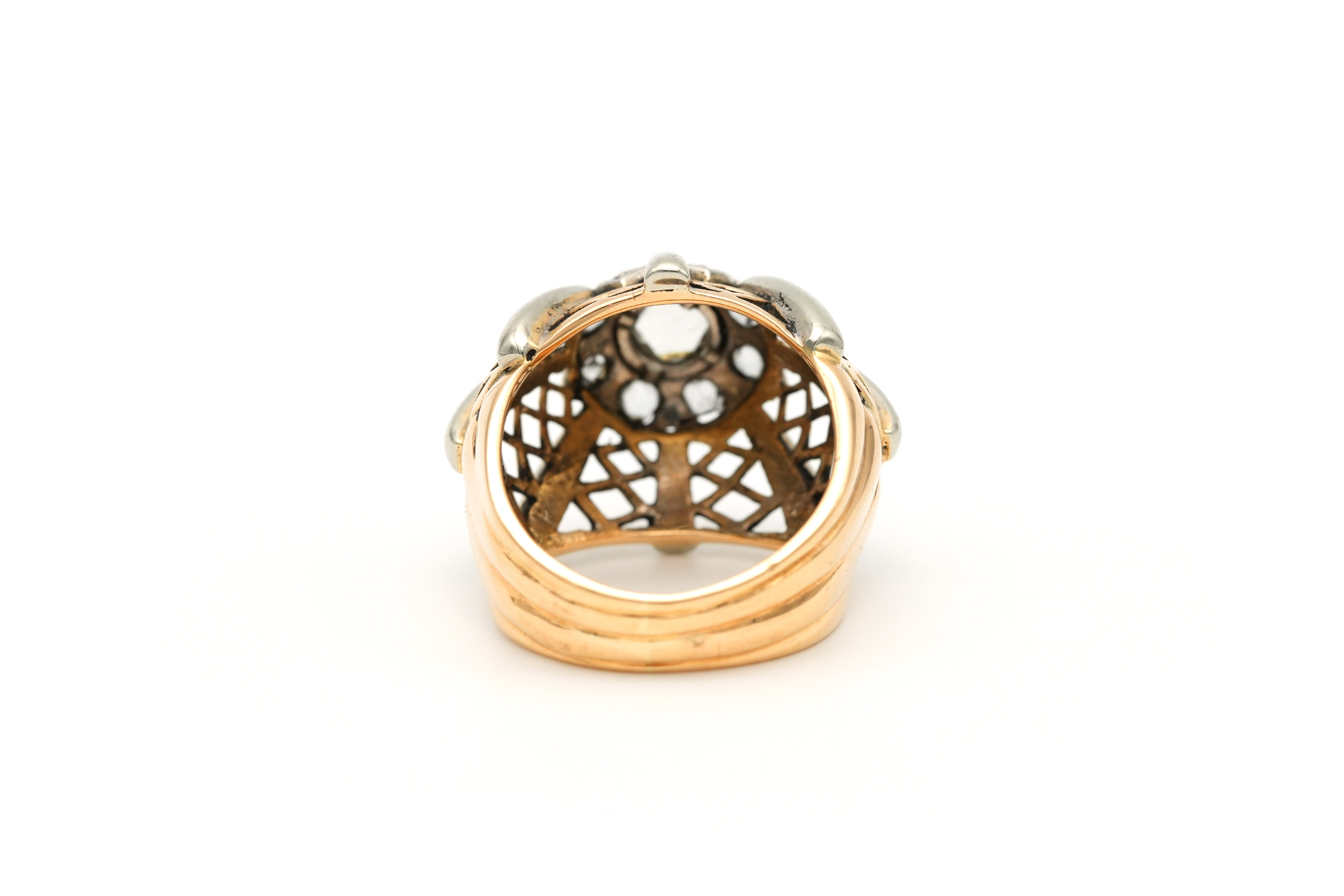 Bague Art Déco en or jaune et blanc 18 carats sertie de diamants taille "rose" - 4