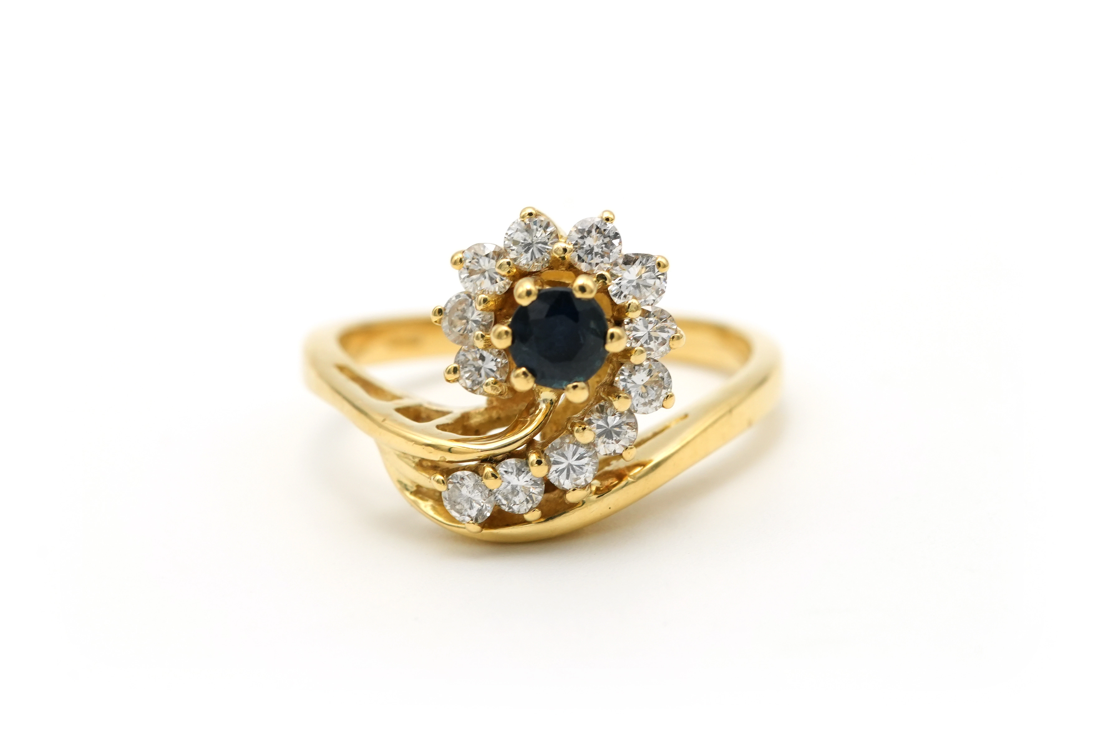 Bague contemporaine en or jaune 18 carats sertie d'un saphir et de diamants "taille" brillant (+-0.48ct) - 1
