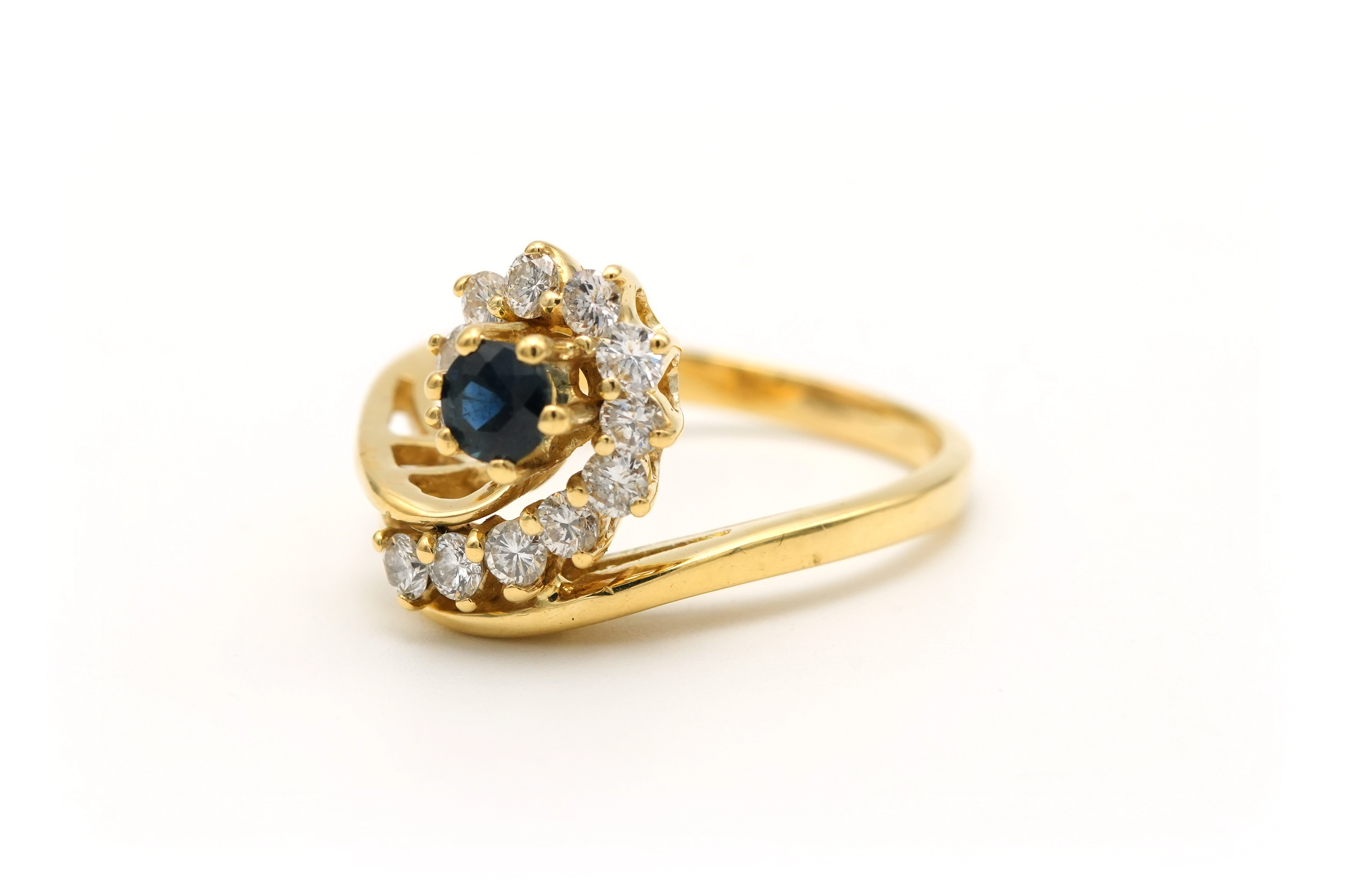 Bague contemporaine en or jaune 18 carats sertie d'un saphir et de diamants "taille" brillant (+-0.48ct) - 2