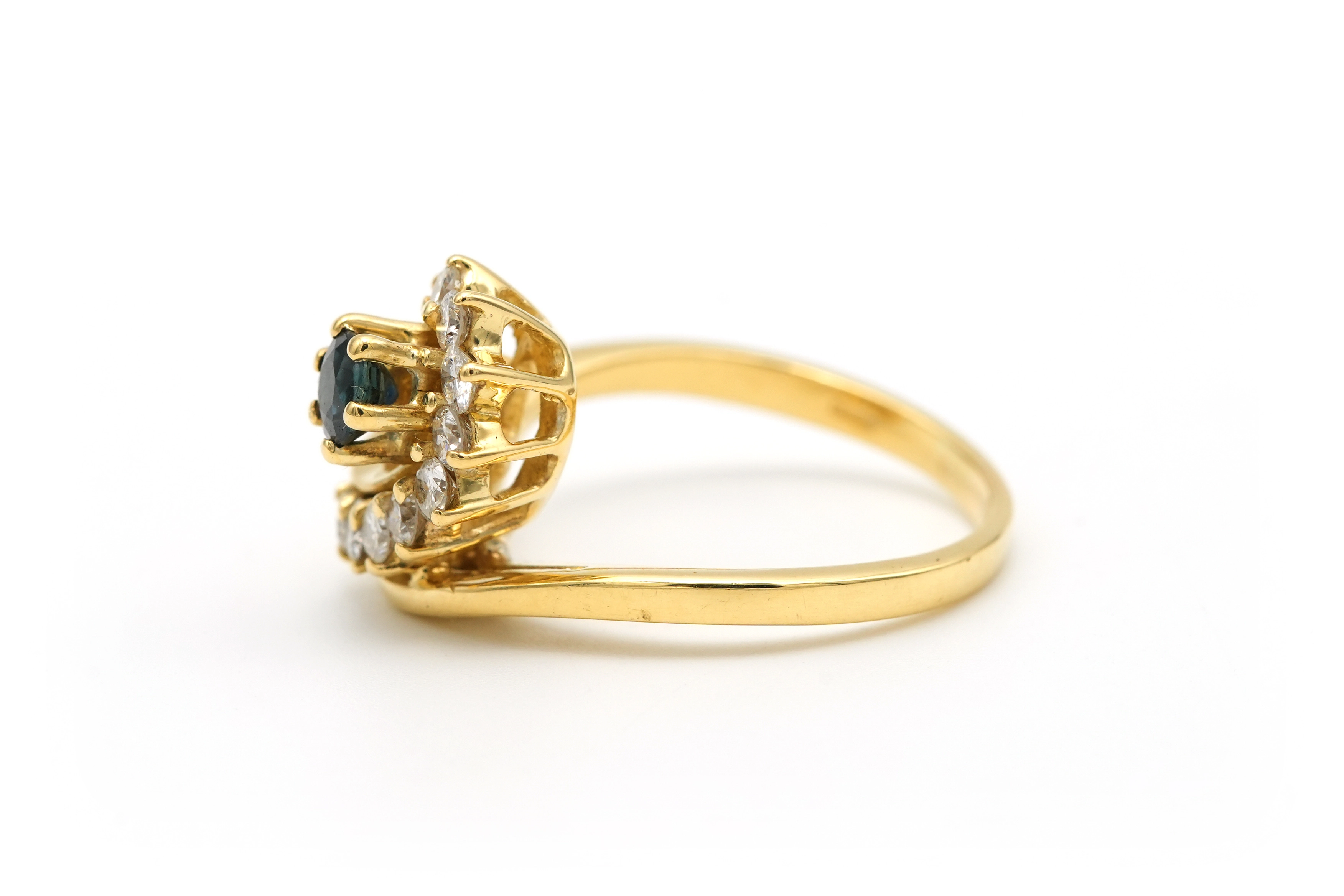 Bague contemporaine en or jaune 18 carats sertie d'un saphir et de diamants "taille" brillant (+-0.48ct) - 3