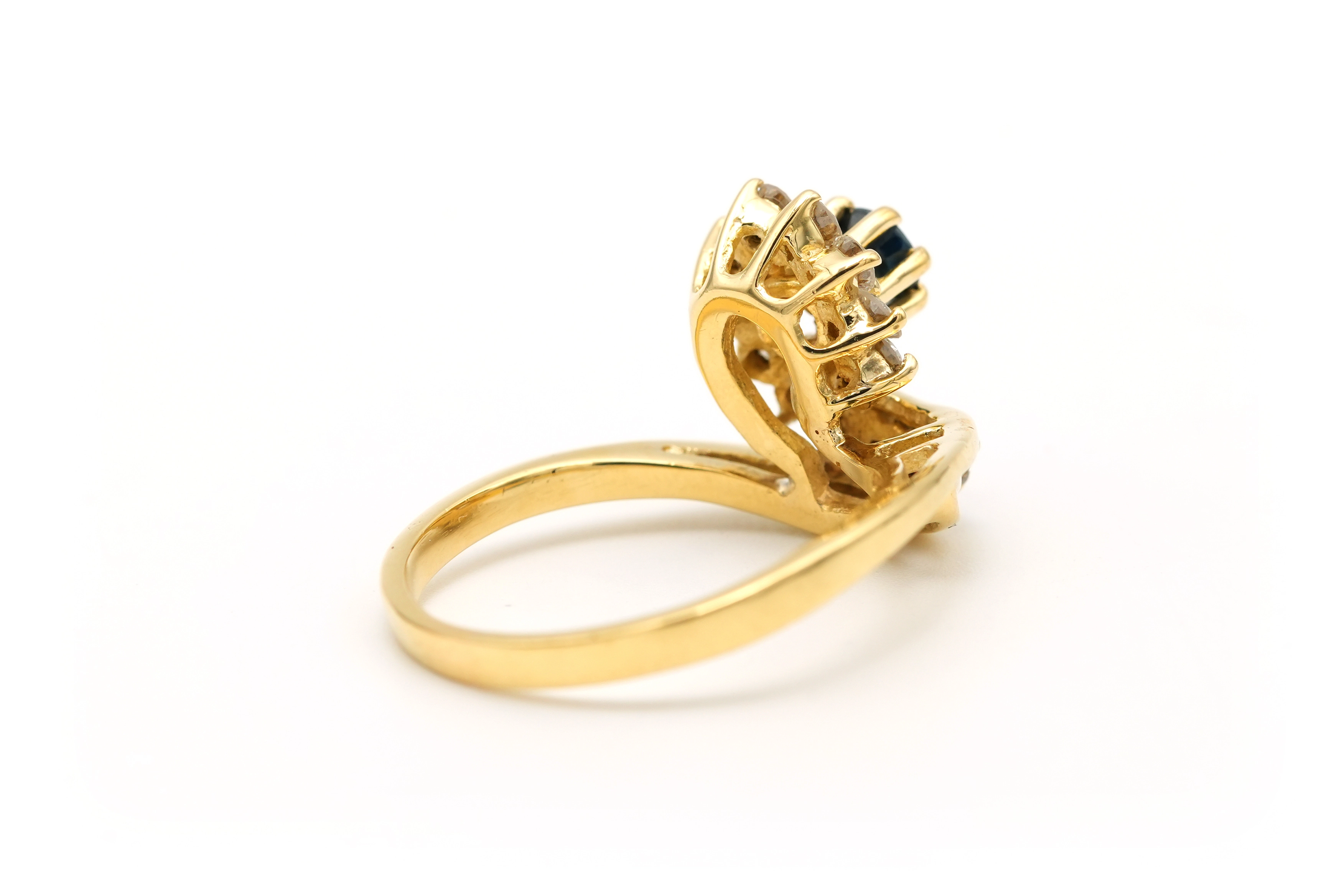 Bague contemporaine en or jaune 18 carats sertie d'un saphir et de diamants "taille" brillant (+-0.48ct) - 5