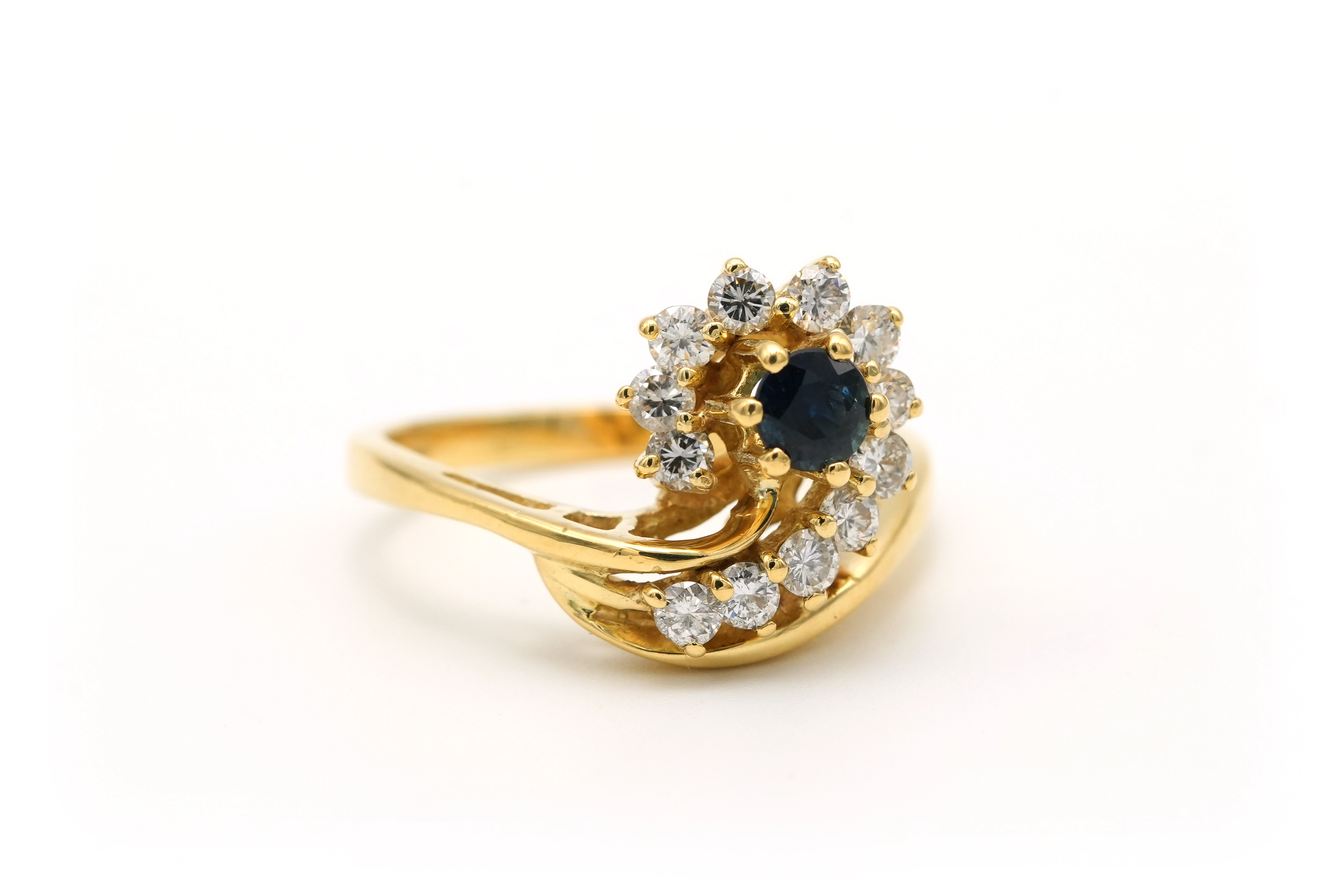 Bague contemporaine en or jaune 18 carats sertie d'un saphir et de diamants "taille" brillant (+-0.48ct) - 6