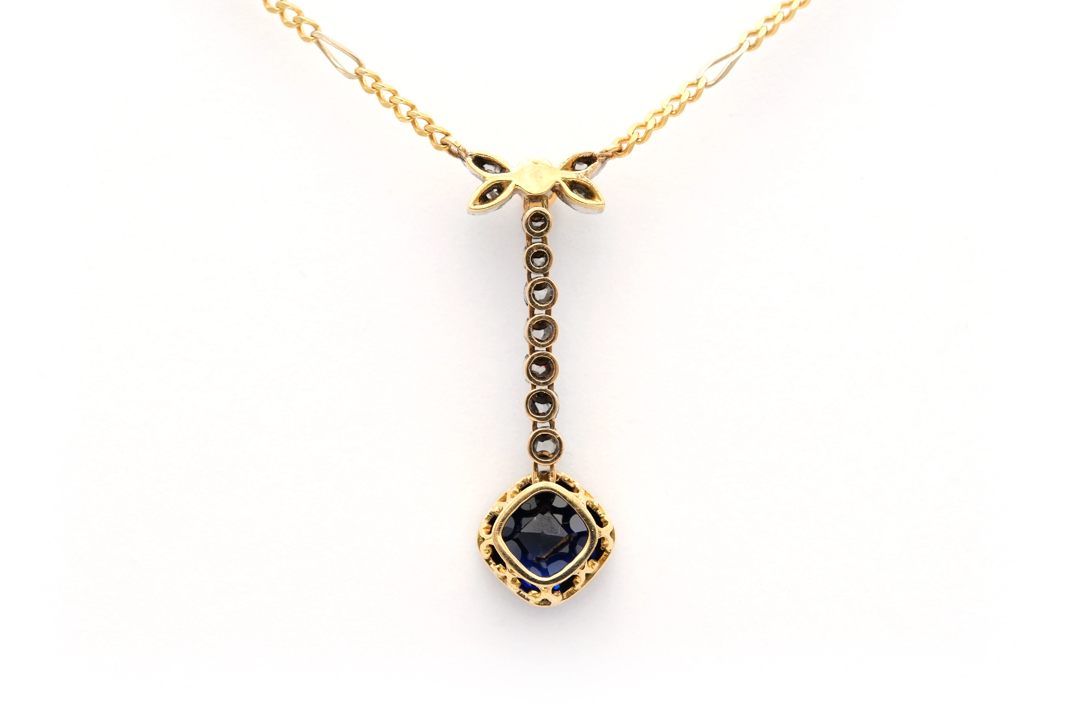 Collier Art Nouveau en or jaune et blanc 18 carats serti d'un saphir de synthèse d'une perle et de diamants "taille" rose - 5