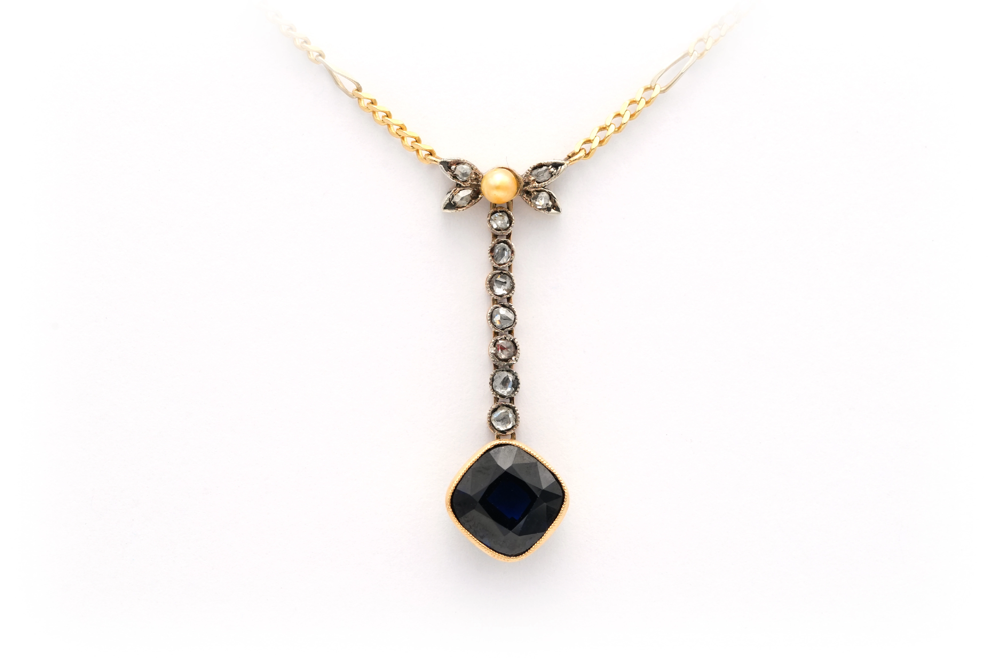 Collier Art Nouveau en or jaune et blanc 18 carats serti d'un saphir de synthèse d'une perle et de diamants "taille" rose - 1