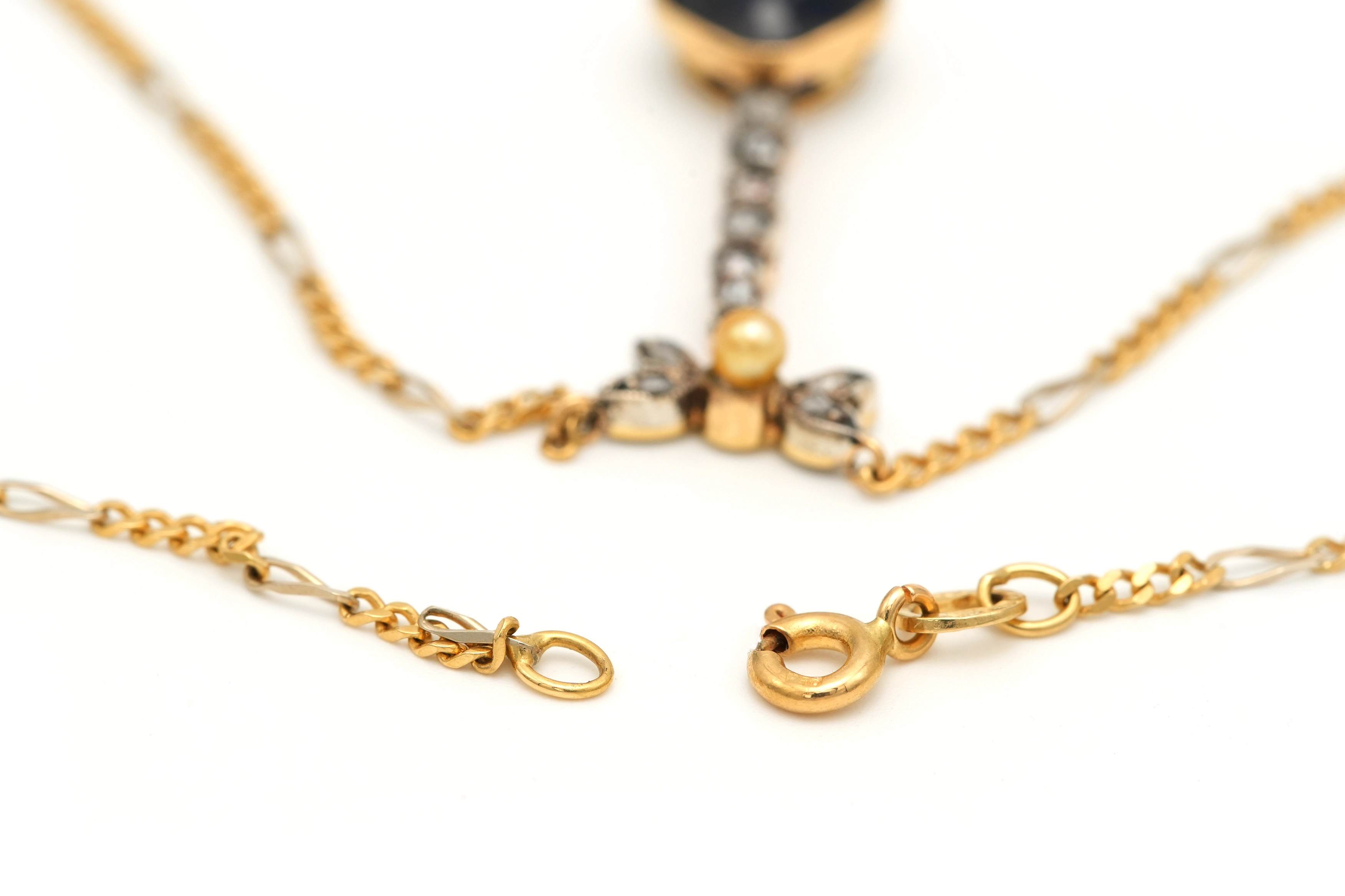 Collier Art Nouveau en or jaune et blanc 18 carats serti d'un saphir de synthèse d'une perle et de diamants "taille" rose - 6