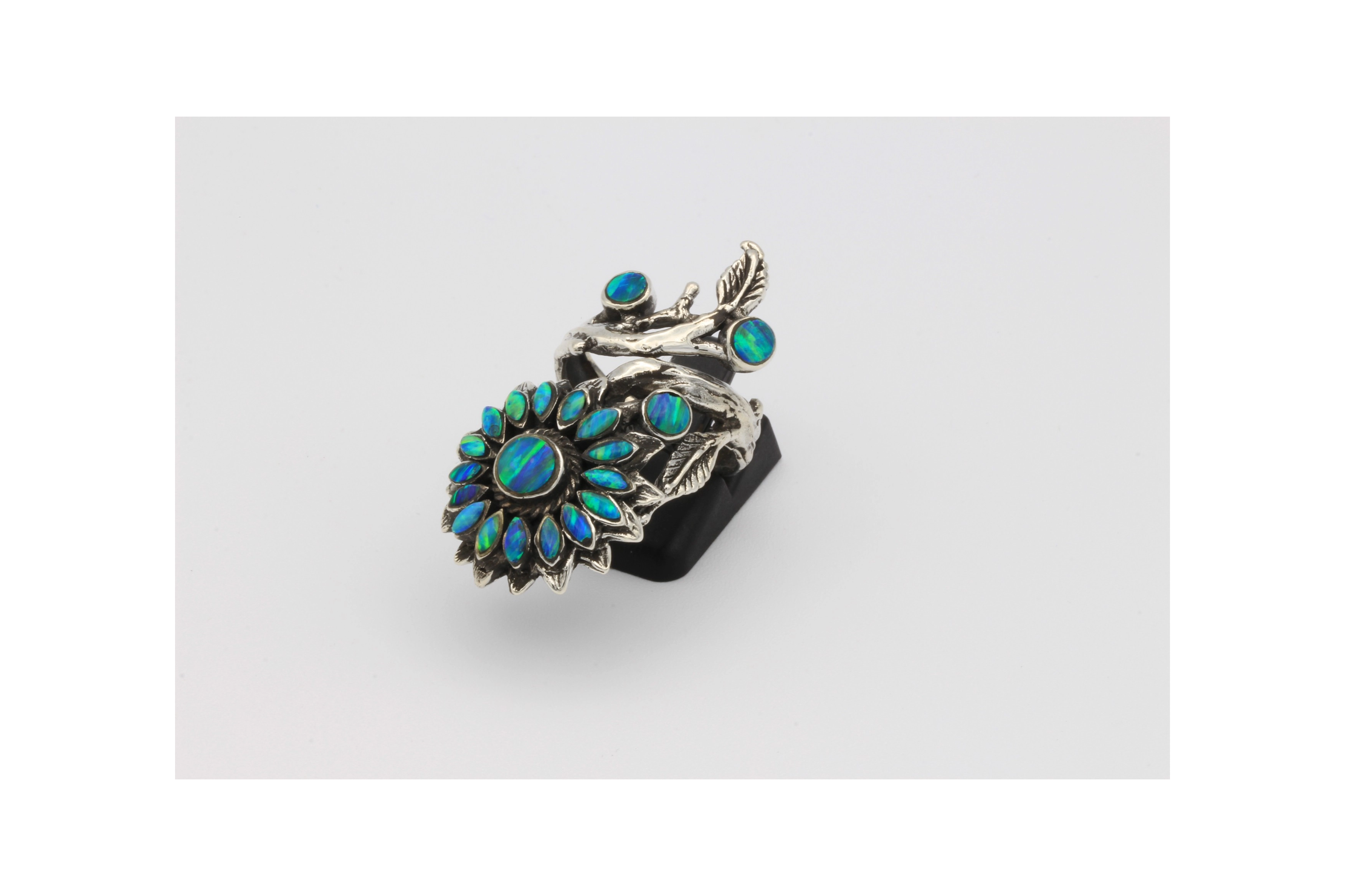 Bague florale en argent 925 sertie de nacre opalisée-The Vintage Workshop