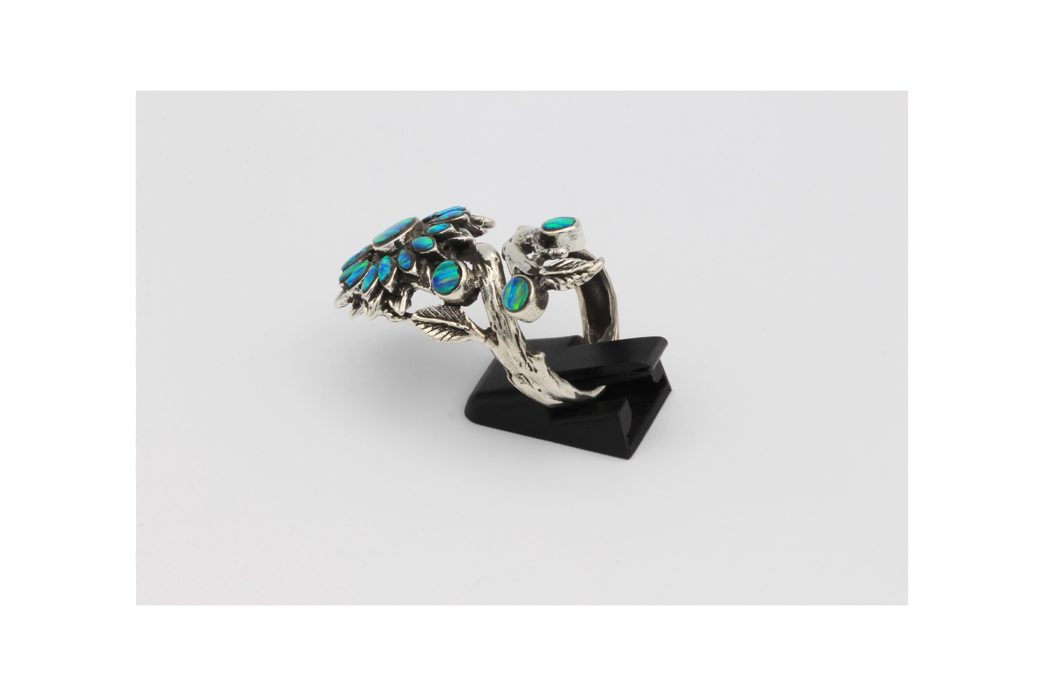 Bague florale en argent 925 sertie de nacre opalisée-The Vintage Workshop