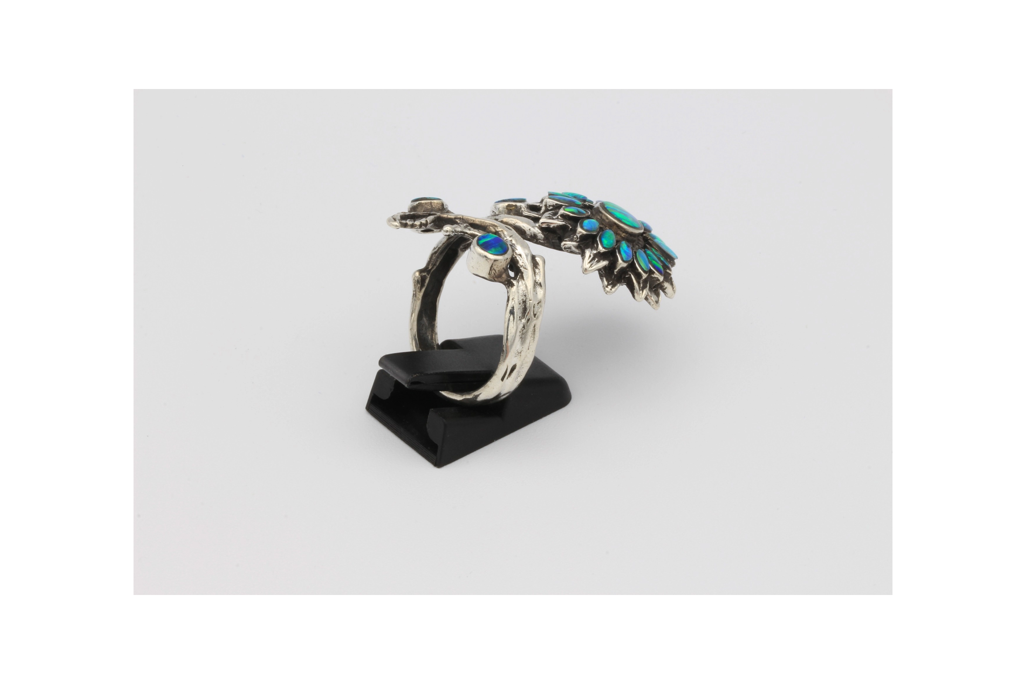 Bague florale en argent 925 sertie de nacre opalisée-The Vintage Workshop