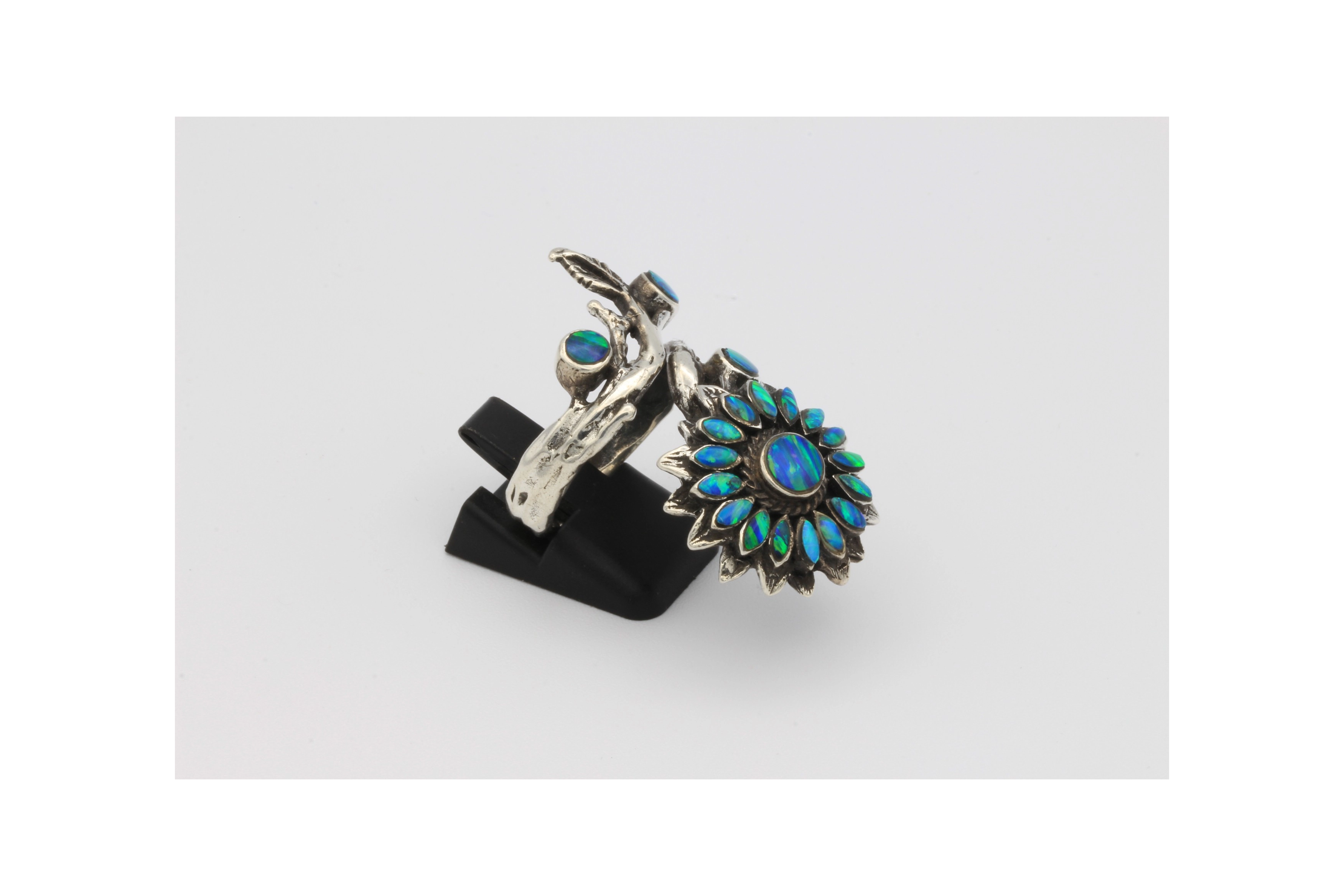 Bague florale en argent 925 sertie de nacre opalisée-The Vintage Workshop