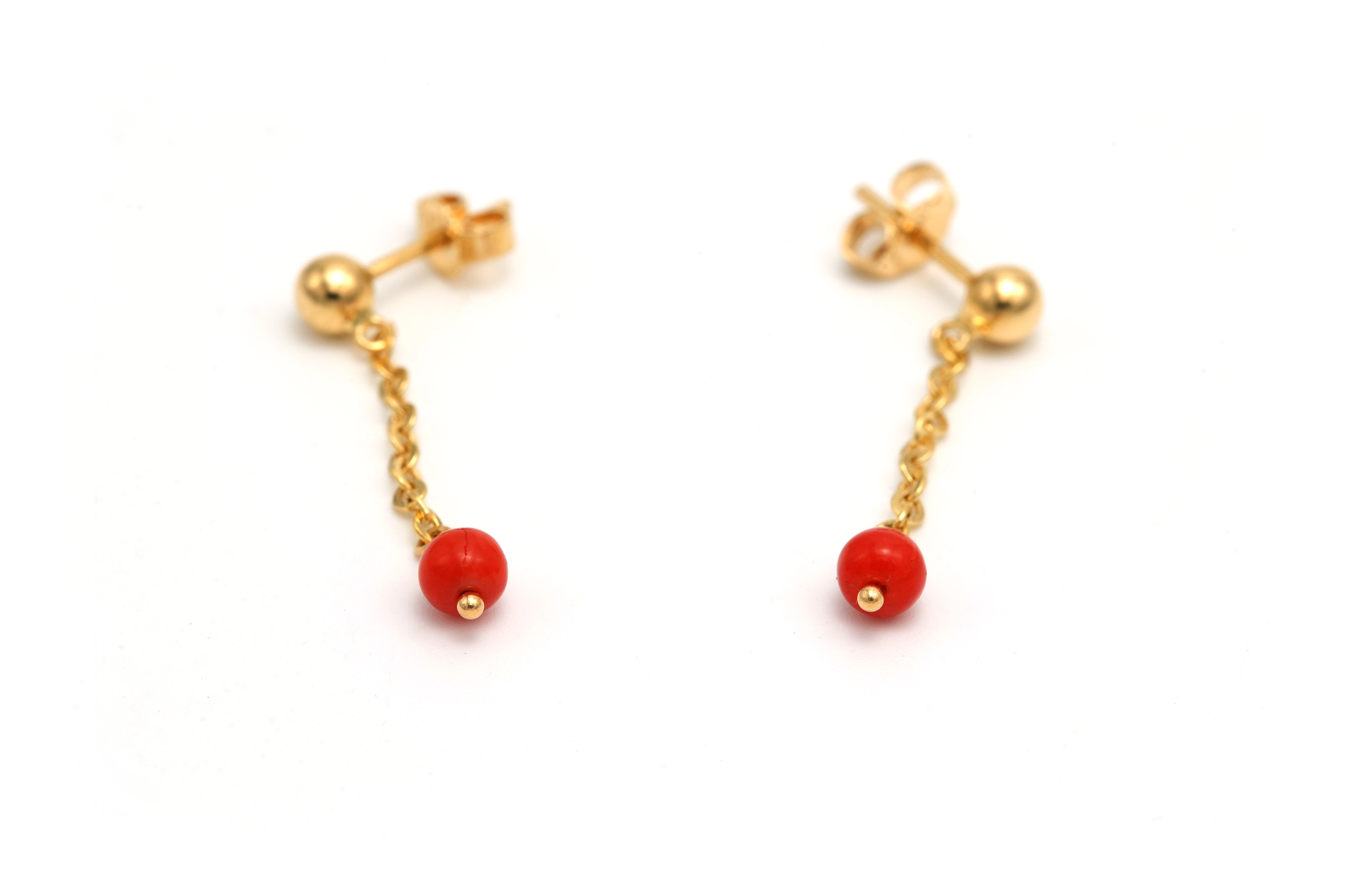 Boucles d'oreilles contemporaine en or jaune 18 carats serties de corails - 6