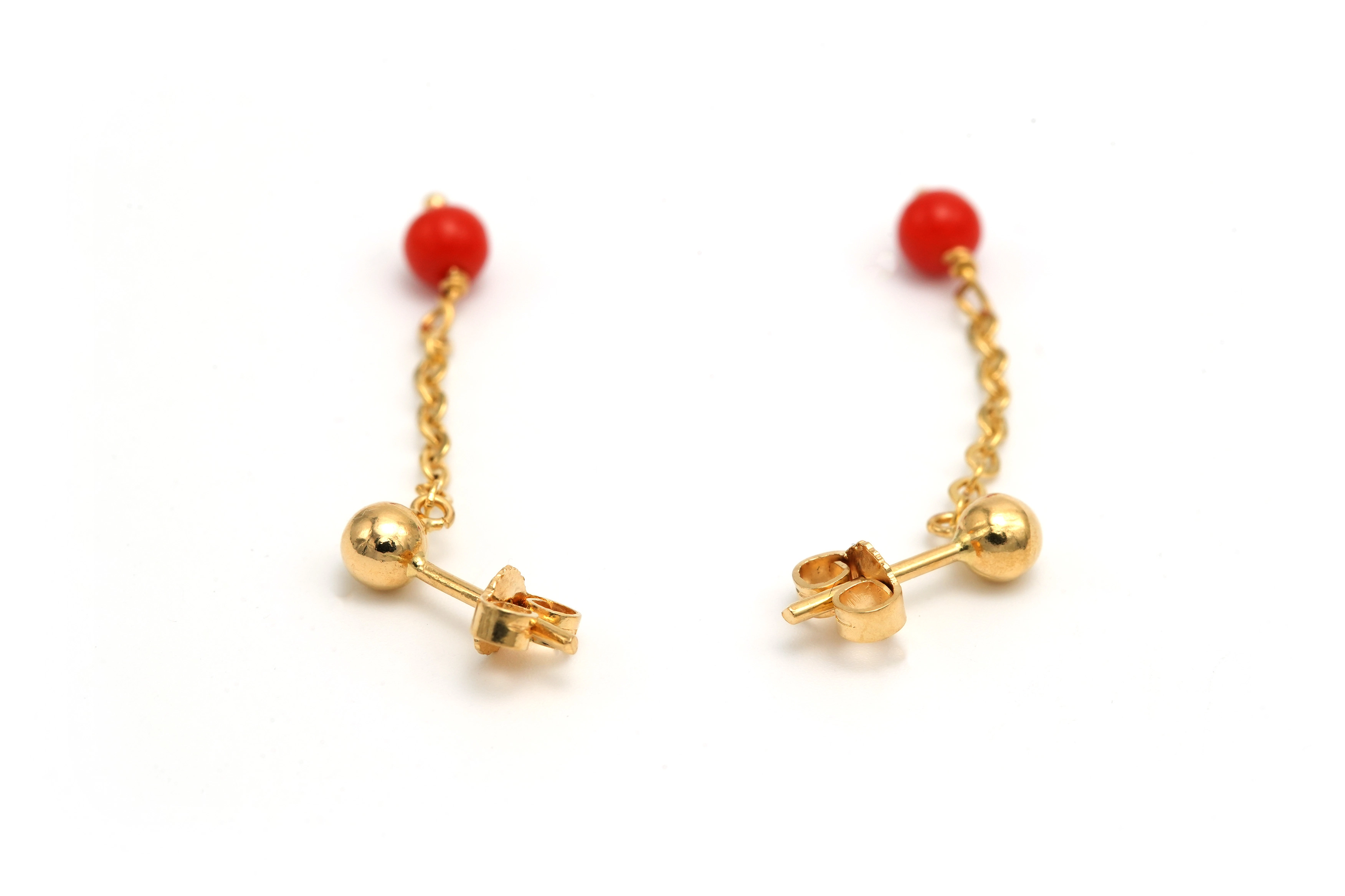 Boucles d'oreilles contemporaine en or jaune 18 carats serties de corails - 7