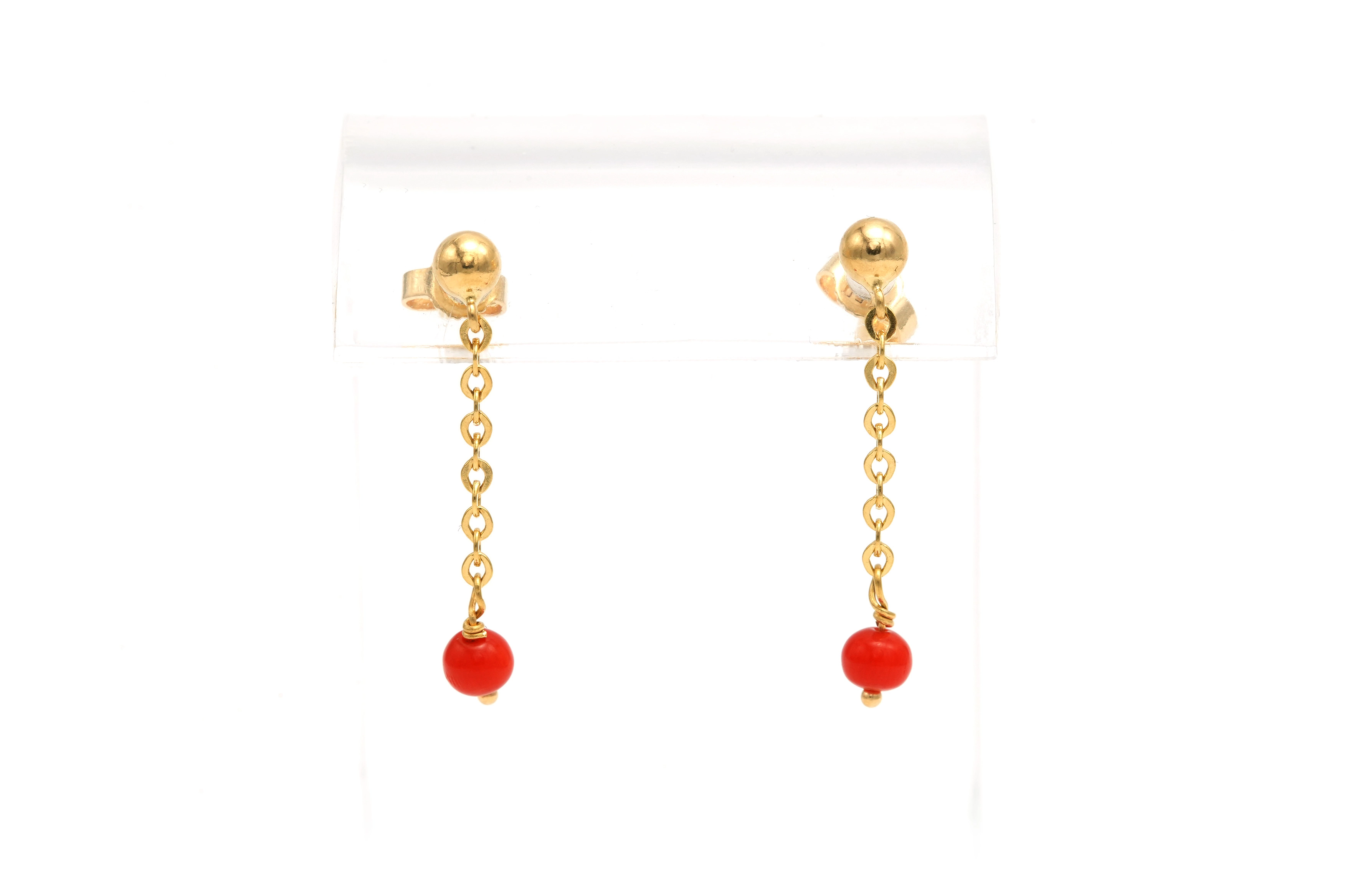Boucles d'oreilles contemporaine en or jaune 18 carats serties de corails - 1