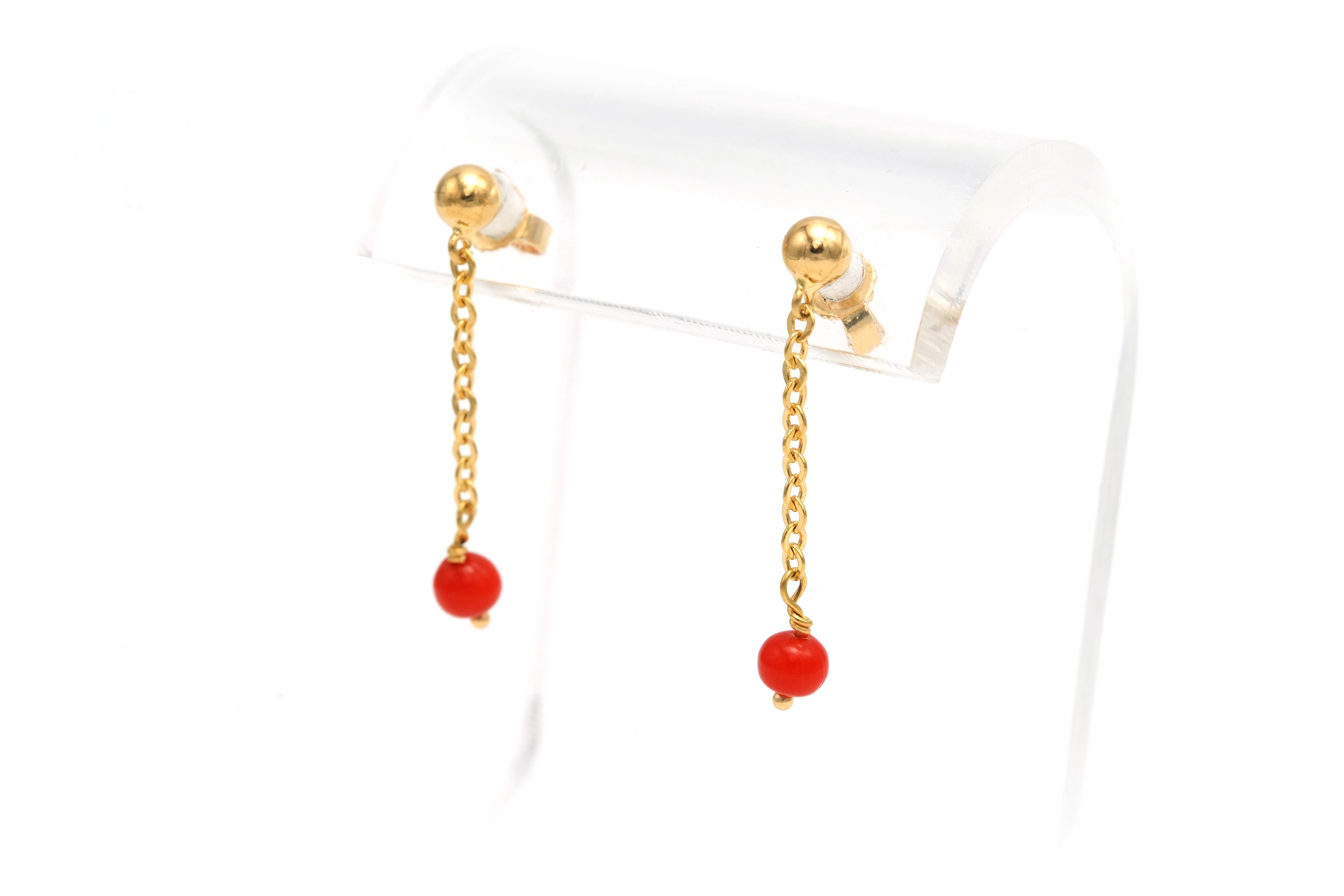 Boucles d'oreilles contemporaine en or jaune 18 carats serties de corails - 2