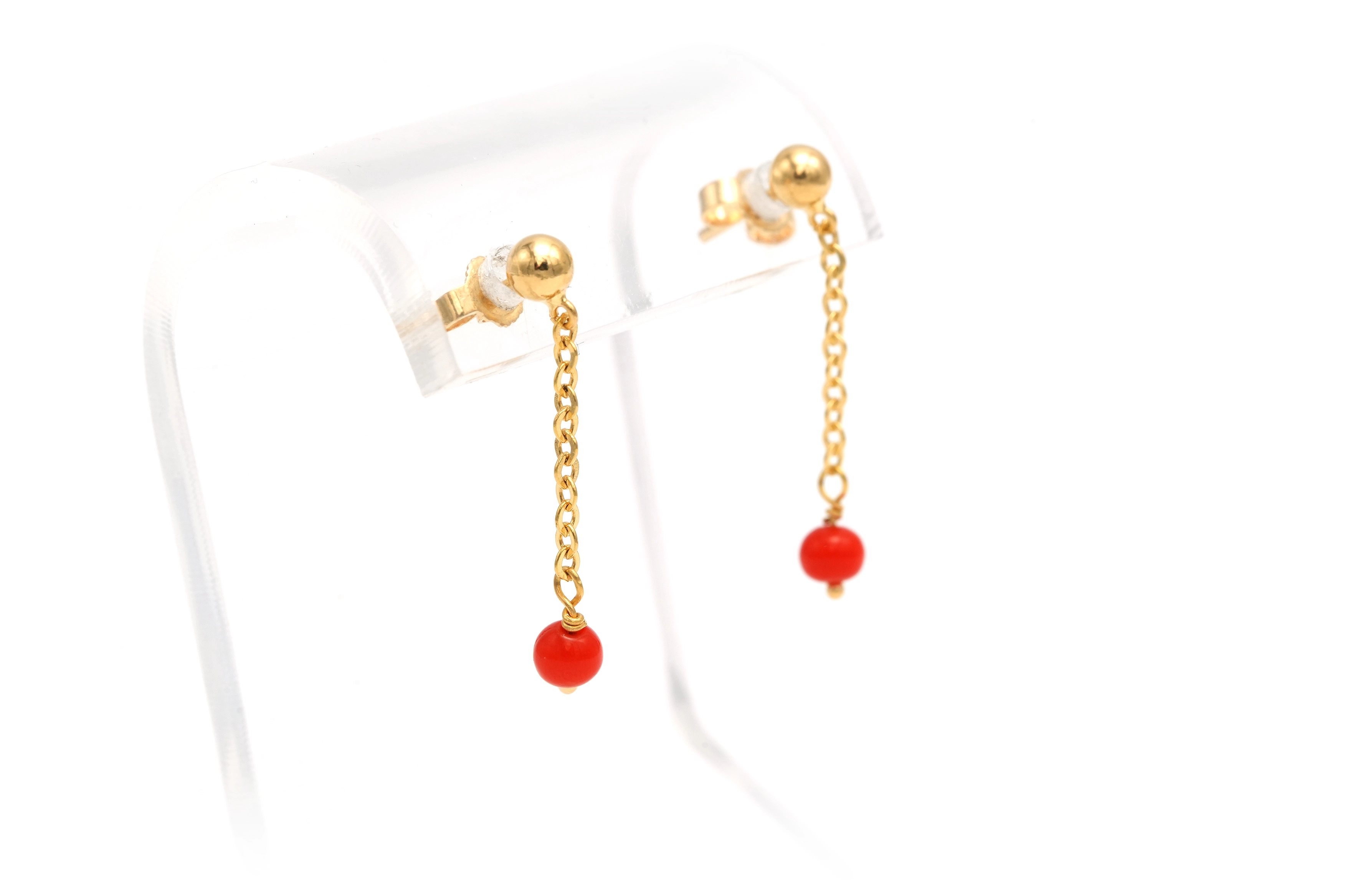 Boucles d'oreilles contemporaine en or jaune 18 carats serties de corails - 5