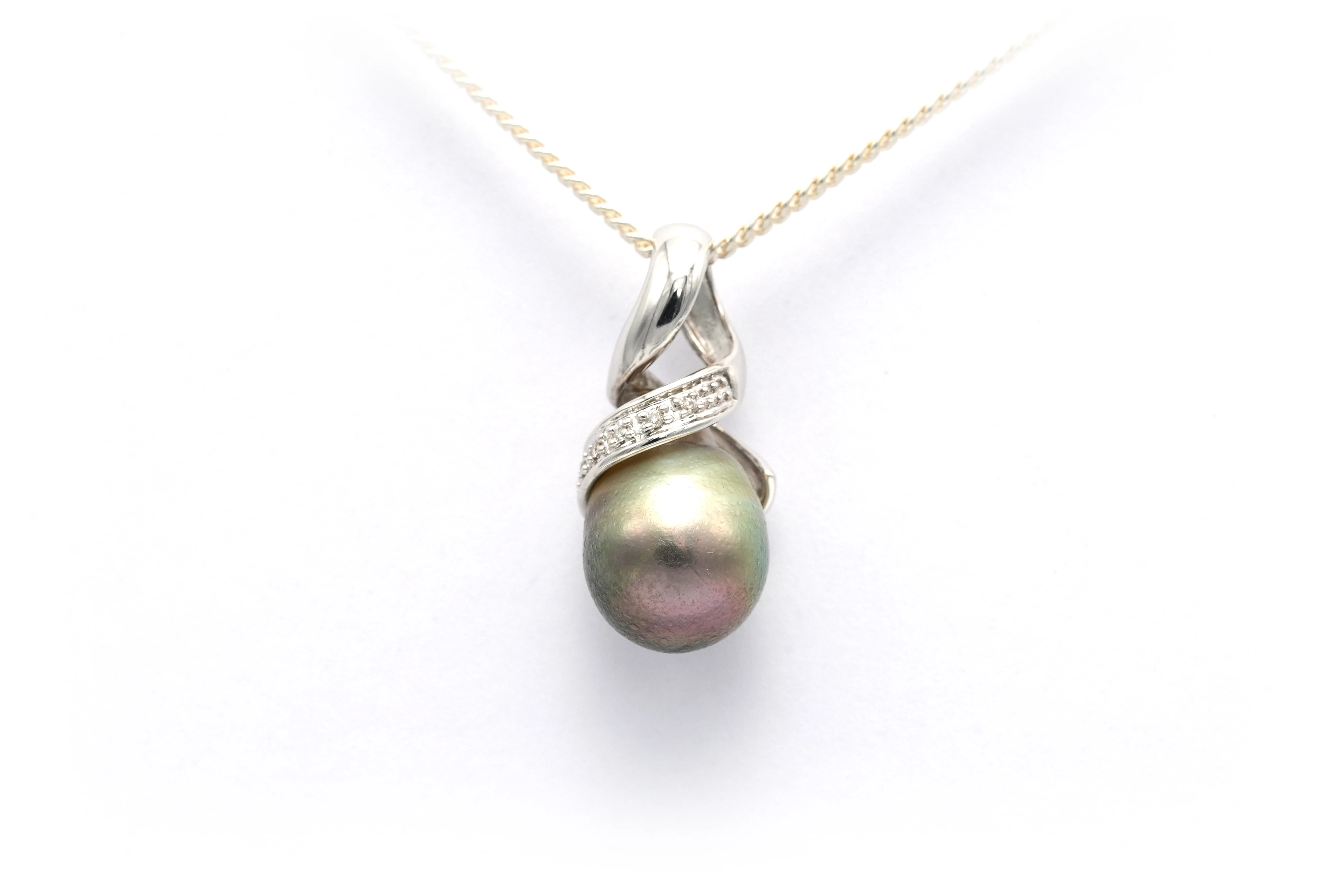 Pendentif contemporain en or blanc 18 carats serti d'une perle de Tahiti et de diamants "taille" brillant (+-0.015ct) - 1