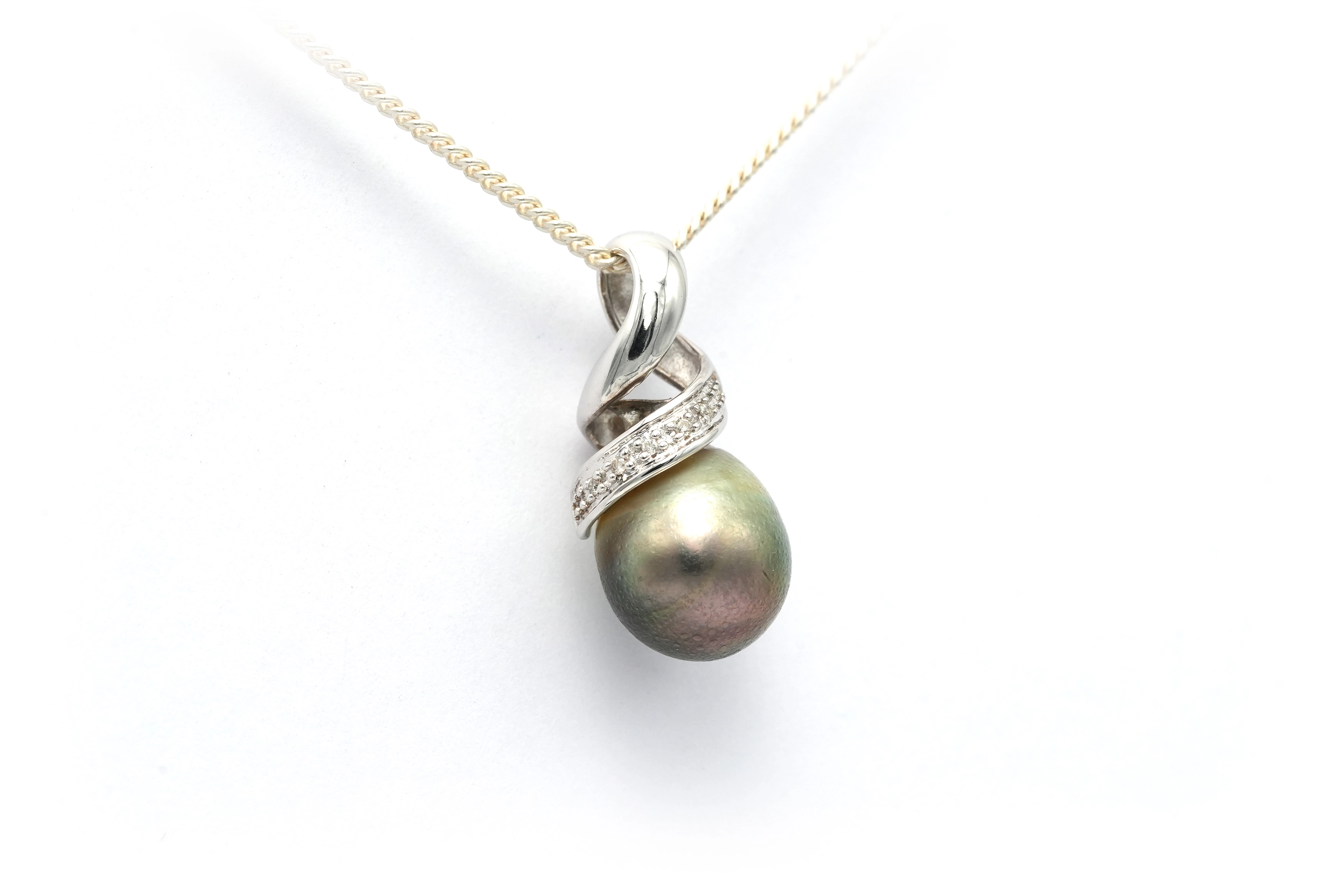 Pendentif contemporain en or blanc 18 carats serti d'une perle de Tahiti et de diamants "taille" brillant (+-0.015ct) - 3