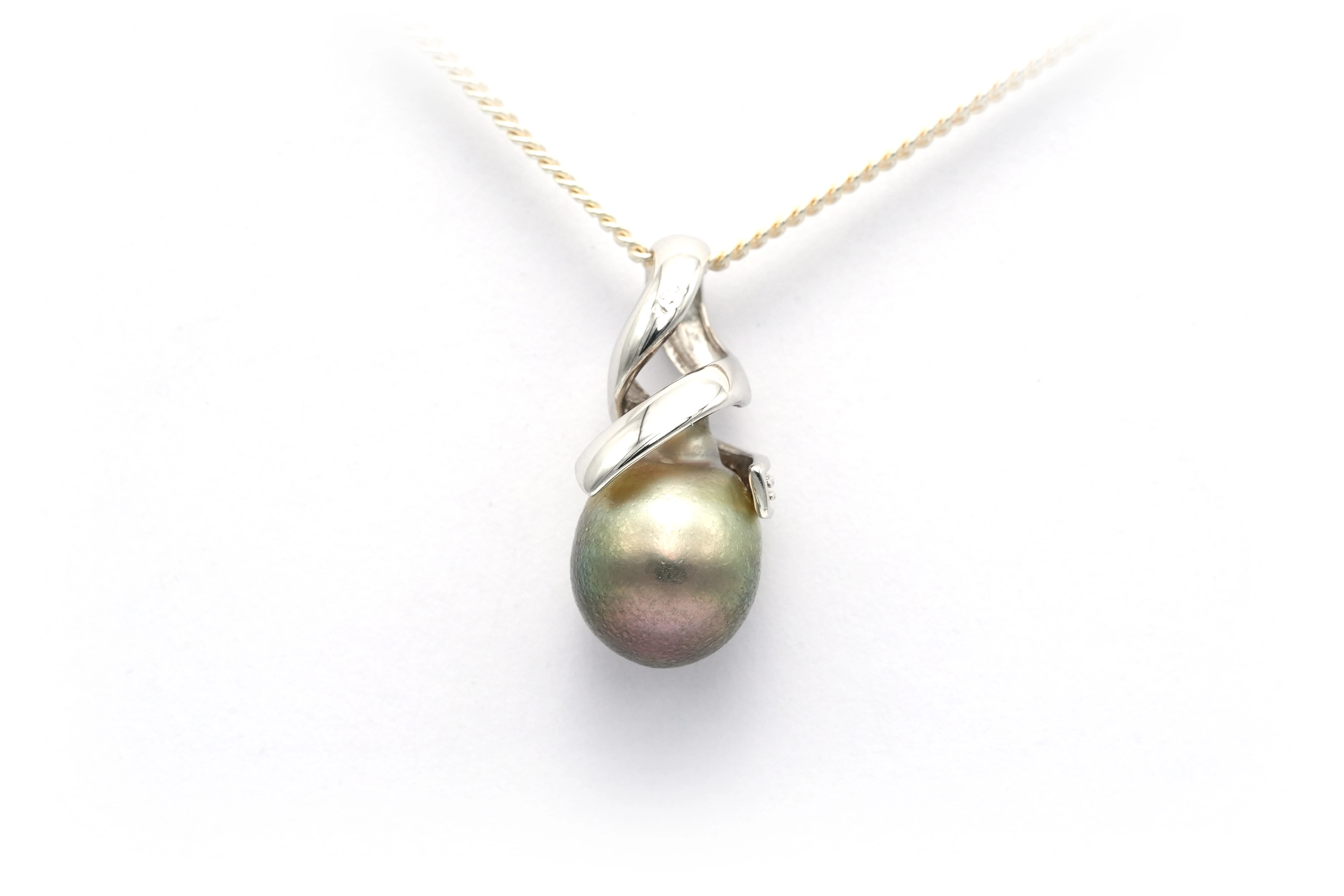 Pendentif contemporain en or blanc 18 carats serti d'une perle de Tahiti et de diamants "taille" brillant (+-0.015ct) - 4