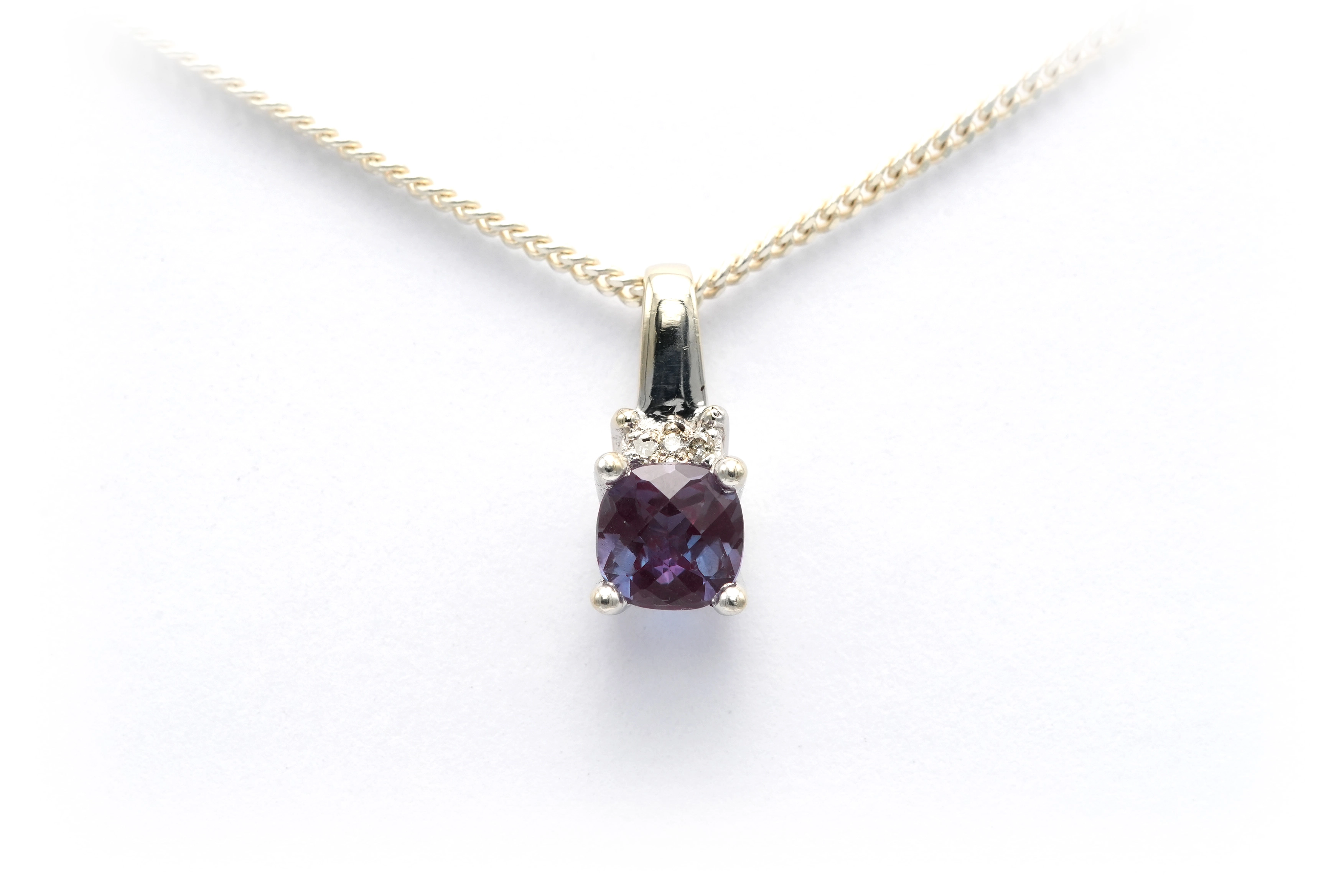 Pendentif contemporain en or blanc 14 carats serti d'une topaze mystique et de diamants "taille" brillant (+-0,02ct) - 1