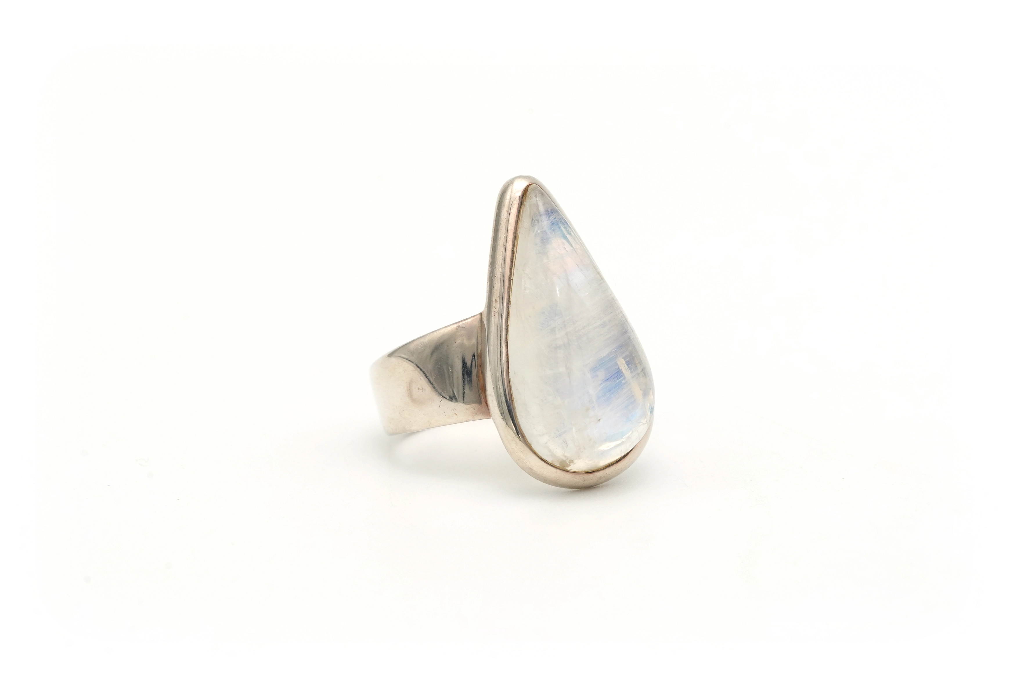 Bague contemporaine en argent 925 sertie d'une labradorite