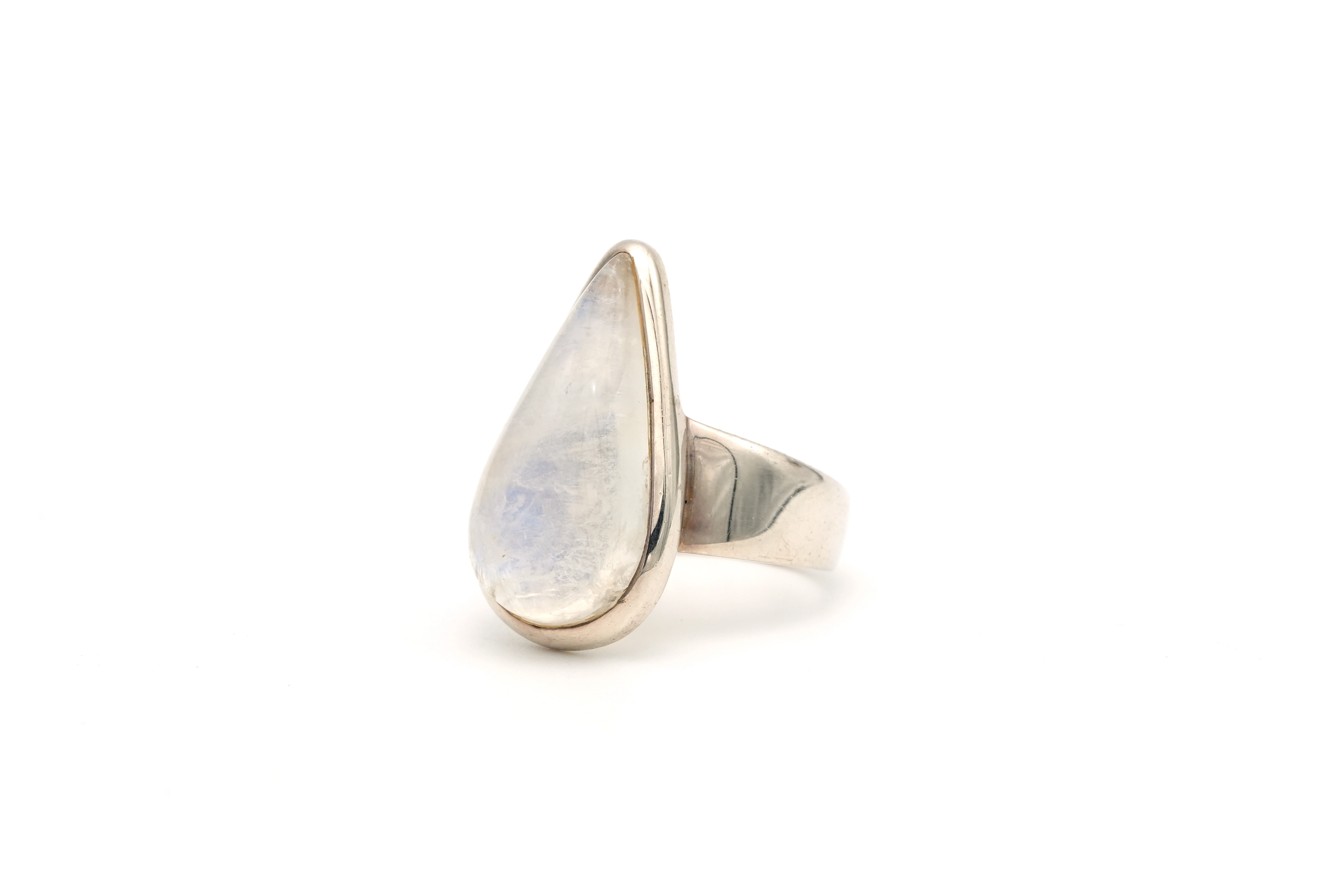 Bague contemporaine en argent 925 sertie d'une labradorite