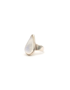 Bague contemporaine en argent 925 sertie d'une labradorite