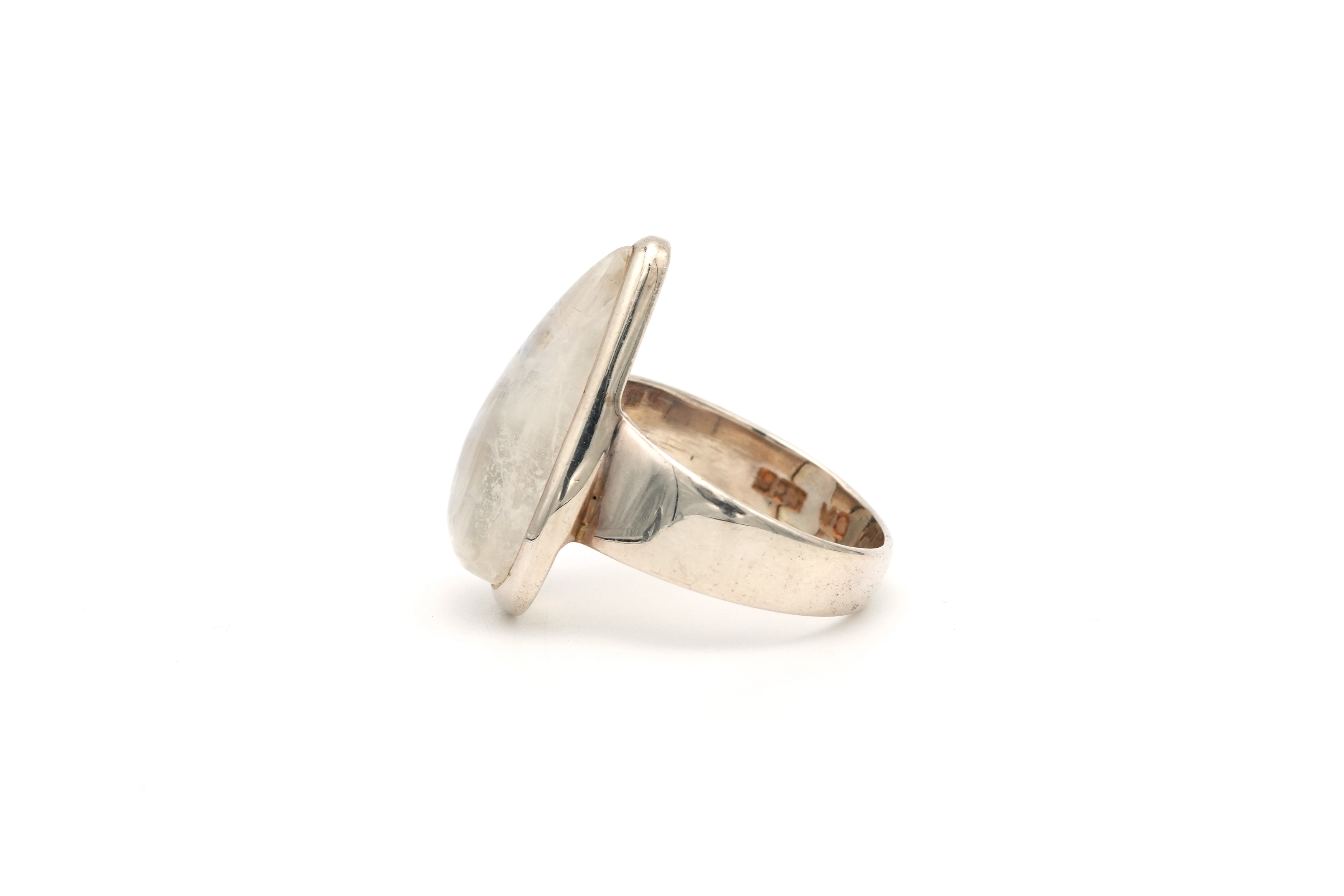 Bague contemporaine en argent 925 sertie d'une labradorite