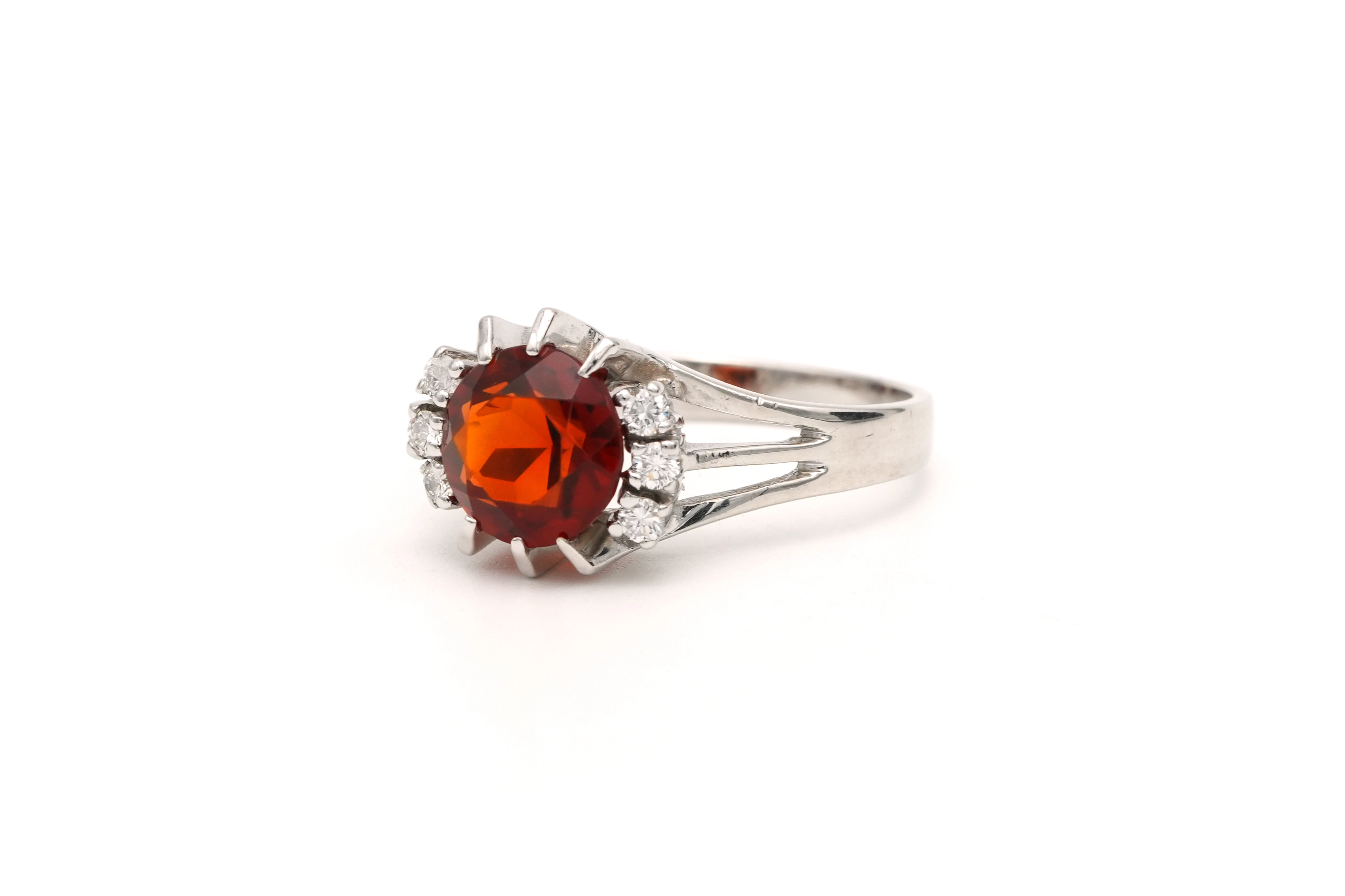 Bague 1970 en or blanc 18 carats sertie d'une citrine et de diamants "taille" brillant (+- 0.12ct) - 2