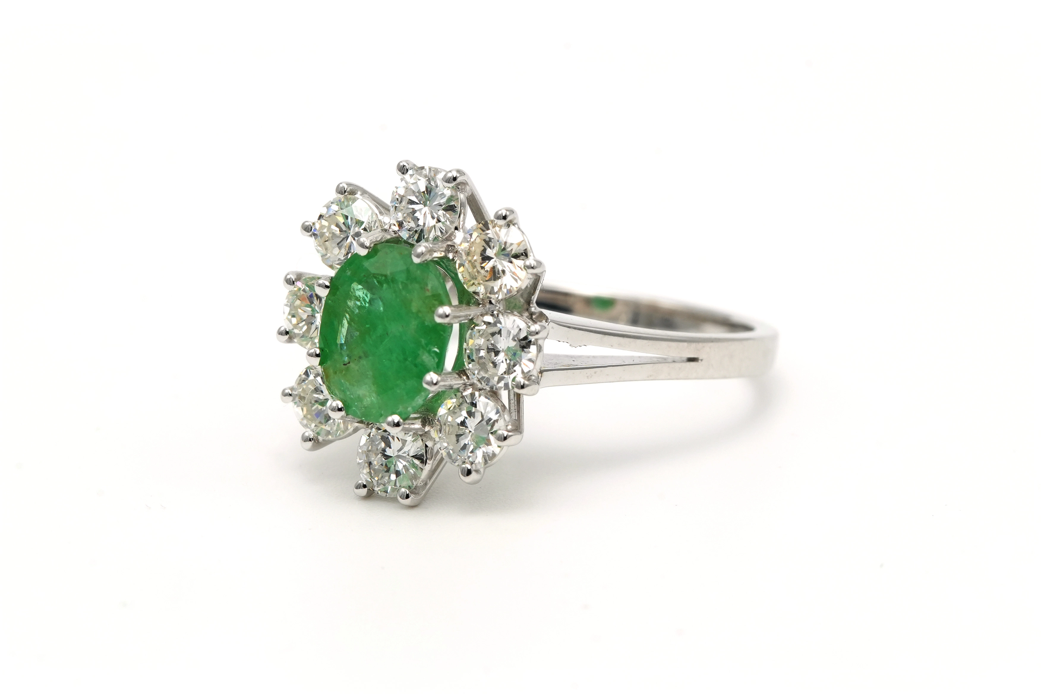 Bague Contemporaine en or blanc 18 carats sertie d'une émeraude et de diamants (+/- 1.40 ct) - 2