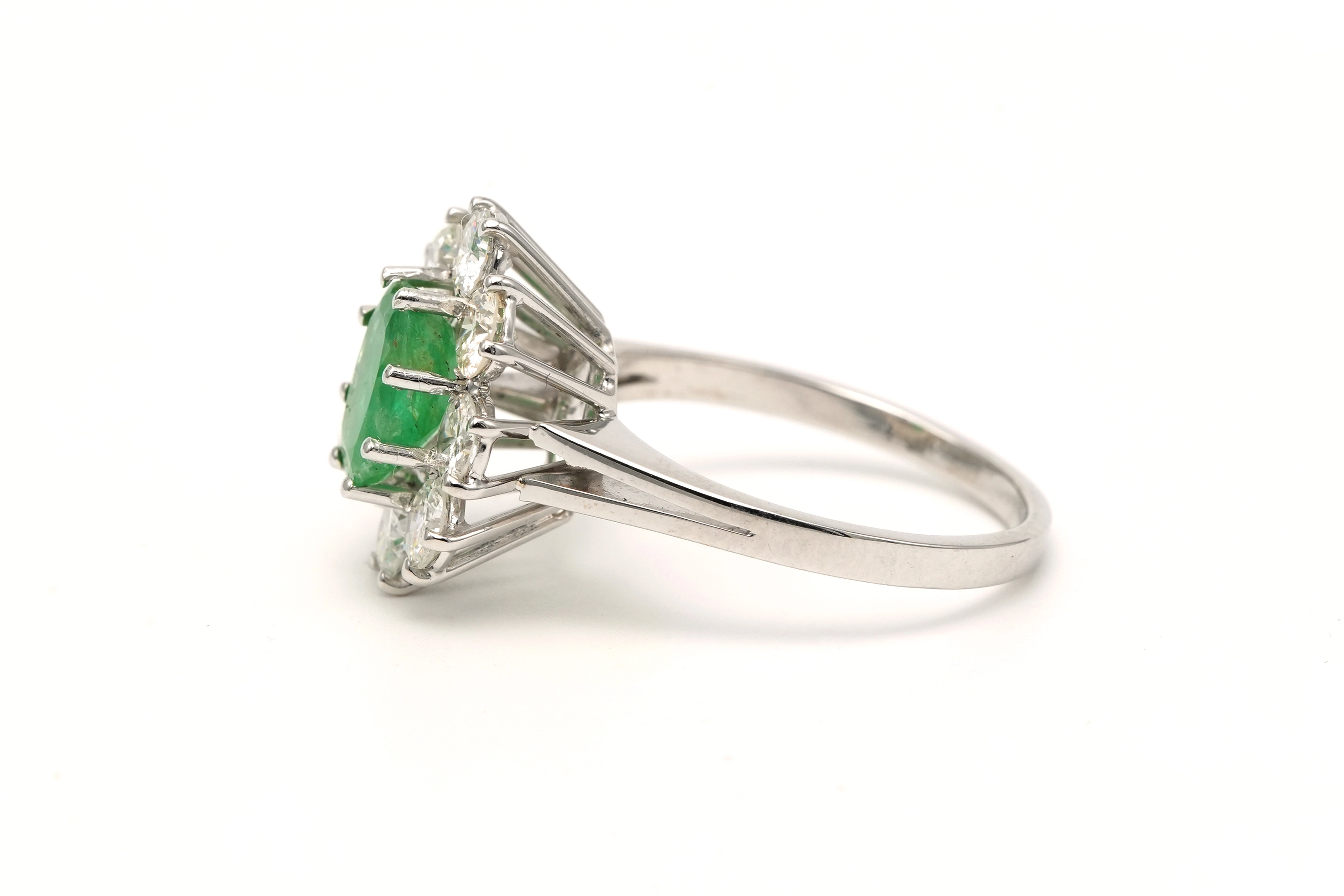 Bague Contemporaine en or blanc 18 carats sertie d'une émeraude et de diamants (+/- 1.40 ct) - 3