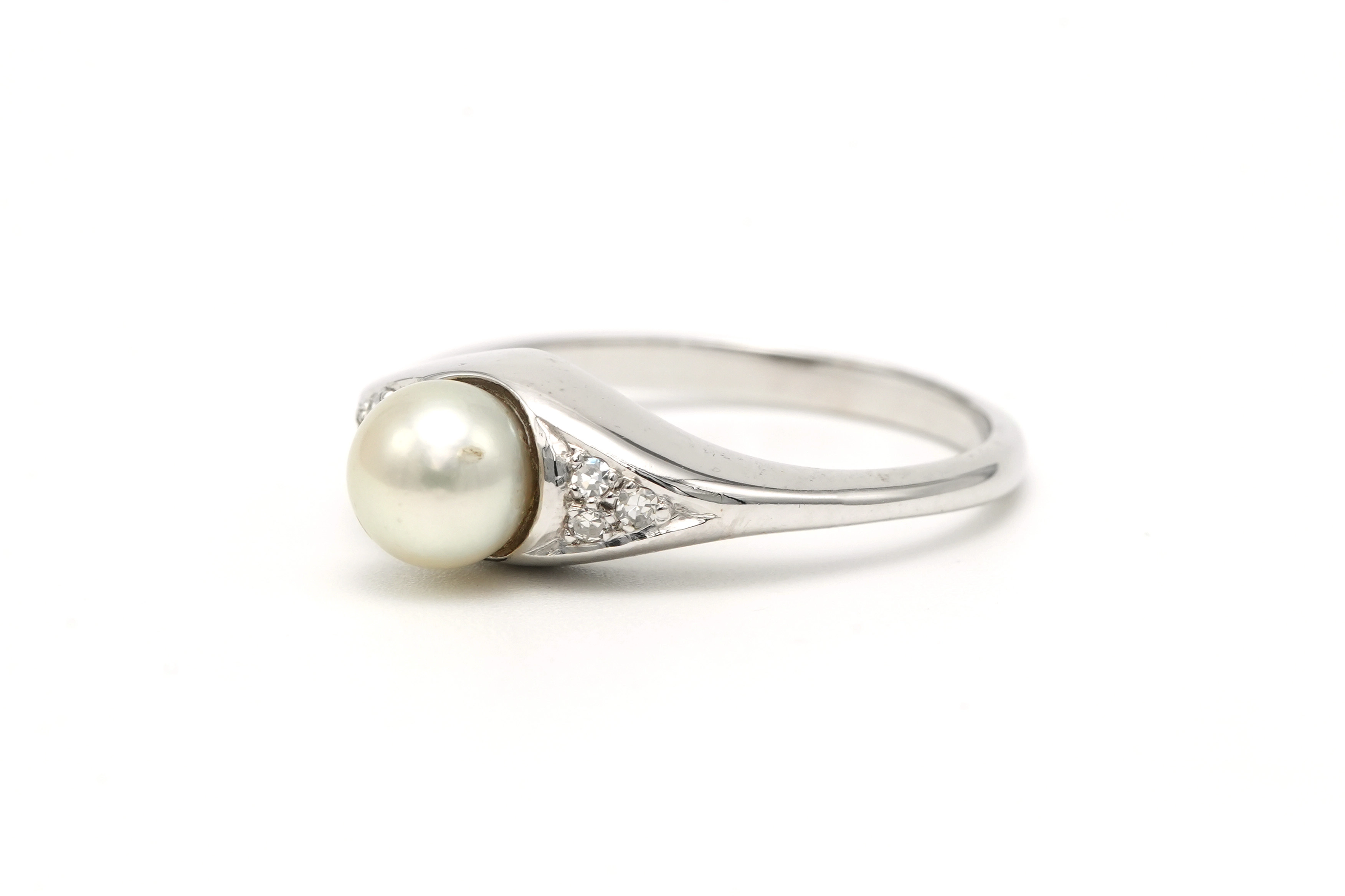 Bague Art Déco en or blanc 18 carats sertie d'une perle et de diamants - 2