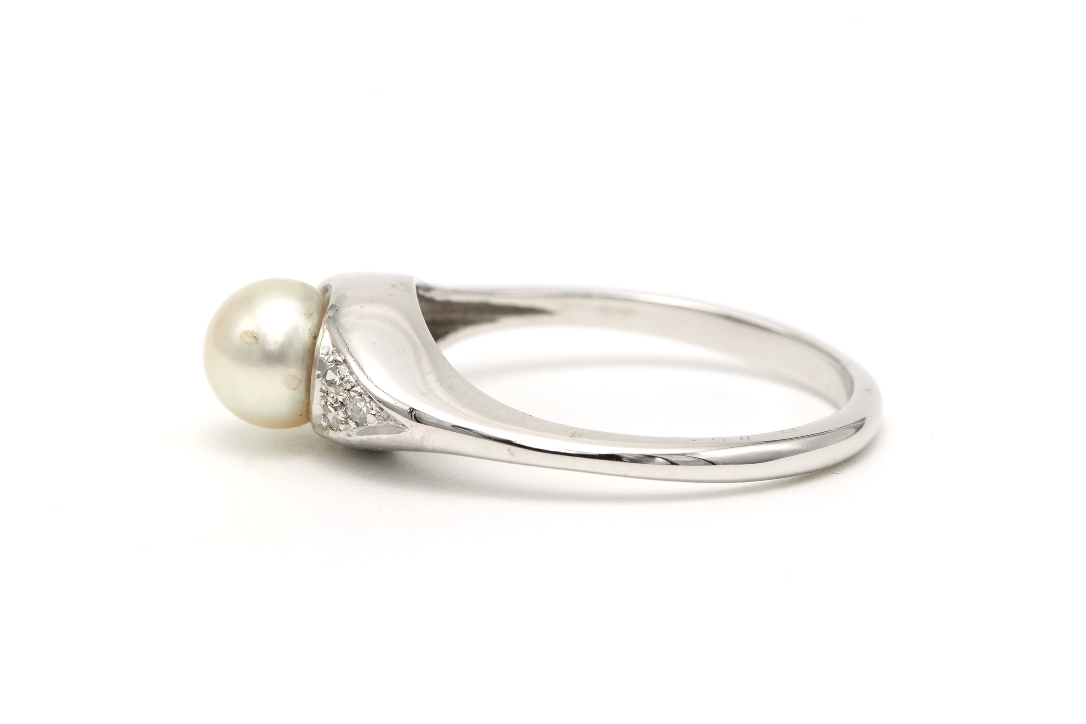 Bague Art Déco en or blanc 18 carats sertie d'une perle et de diamants - 3