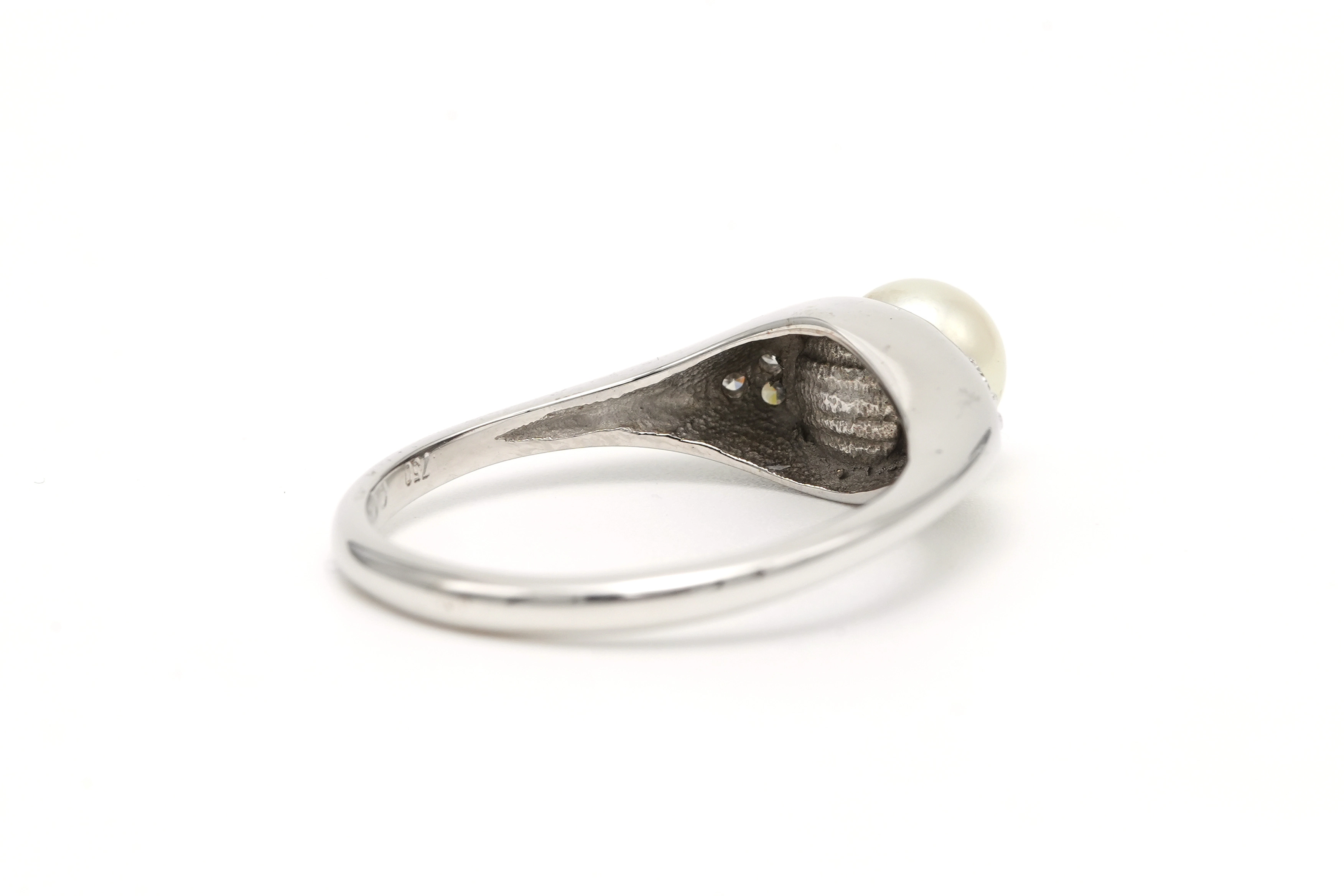 Bague Art Déco en or blanc 18 carats sertie d'une perle et de diamants - 5