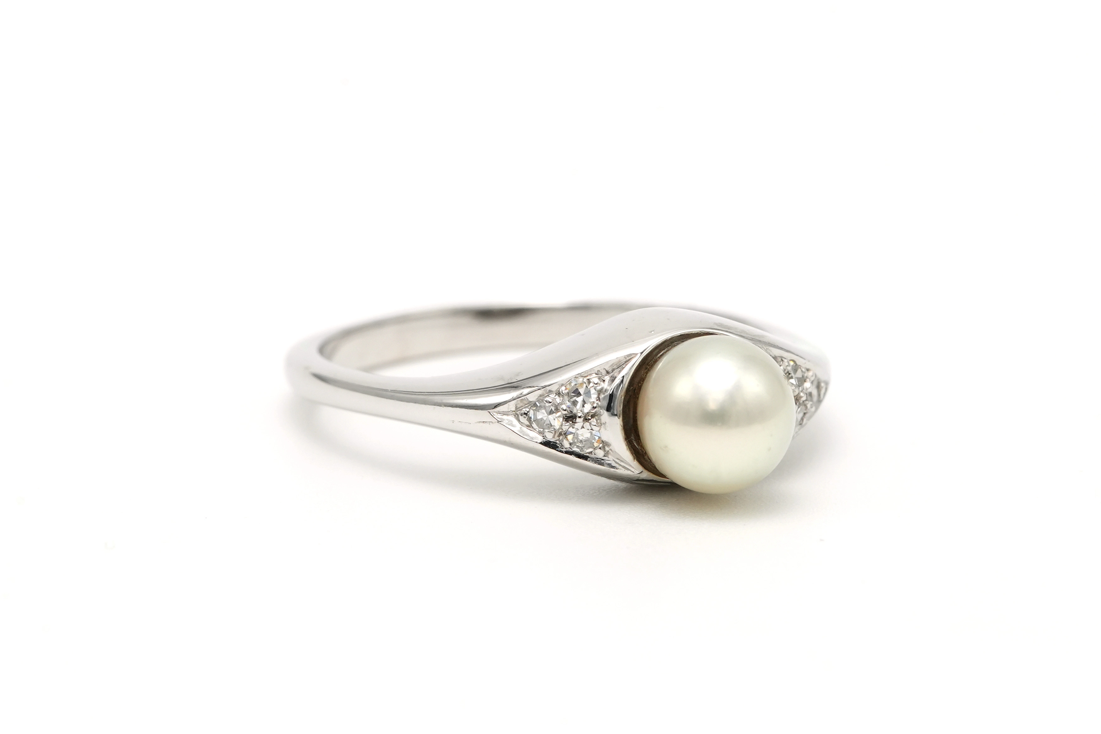 Bague Art Déco en or blanc 18 carats sertie d'une perle et de diamants - 6