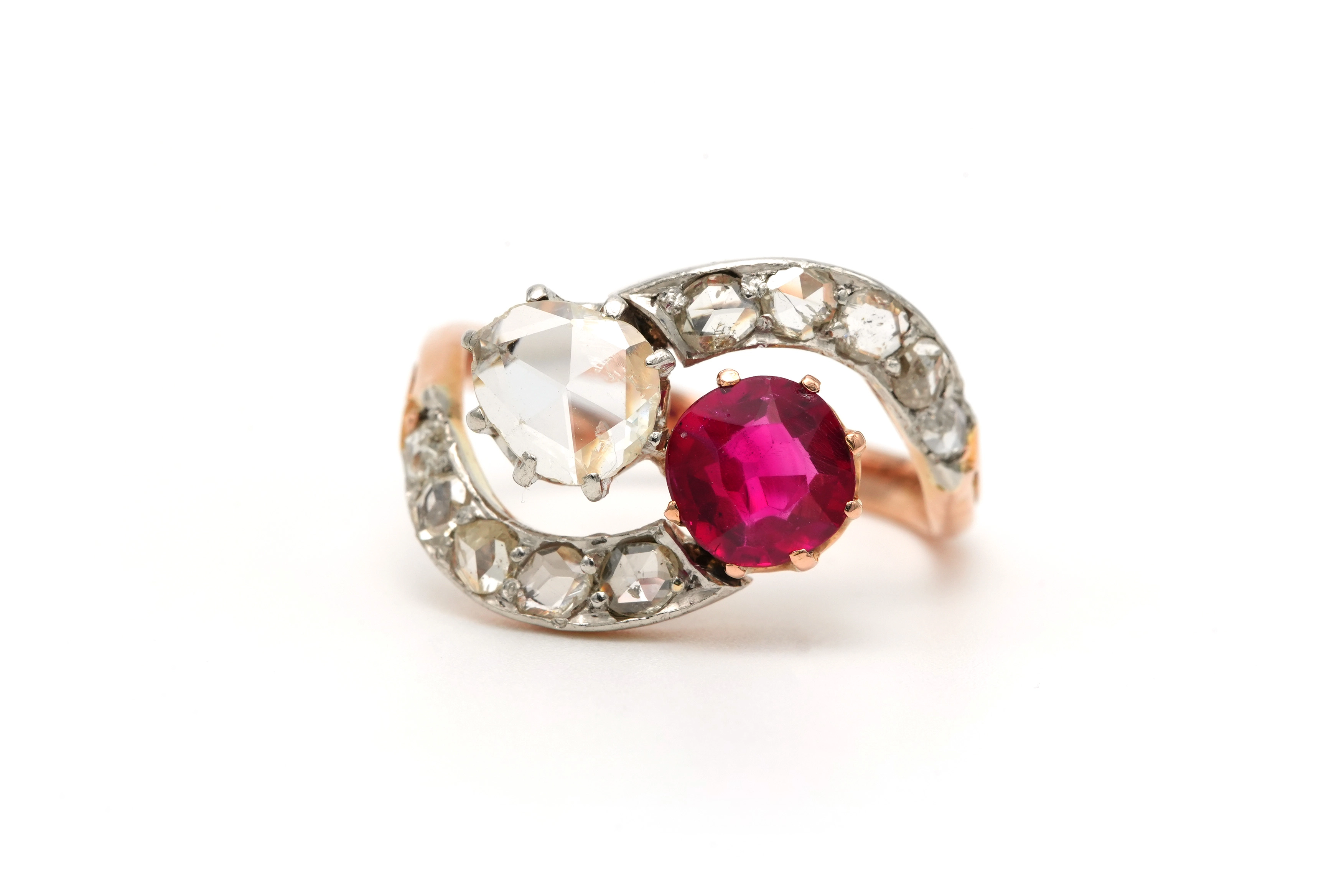 Bague Art Nouveau en or jaune 18 carats sertie d'un rubis de synthèse et de diamants "taille" rose - 1