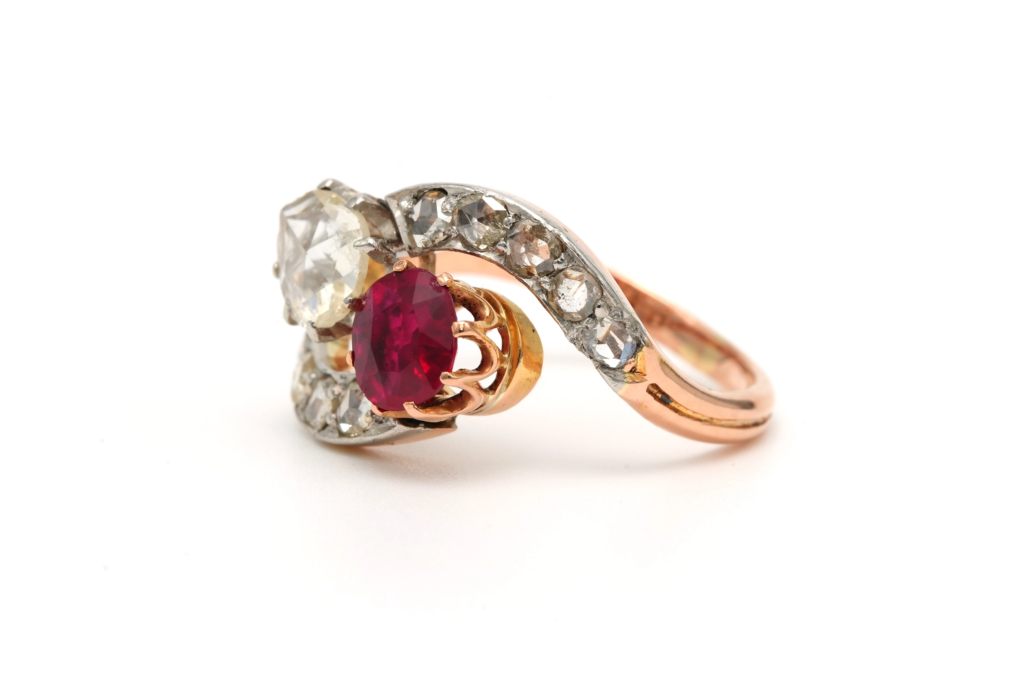 Bague Art Nouveau en or jaune 18 carats sertie d'un rubis de synthèse et de diamants "taille" rose - 2