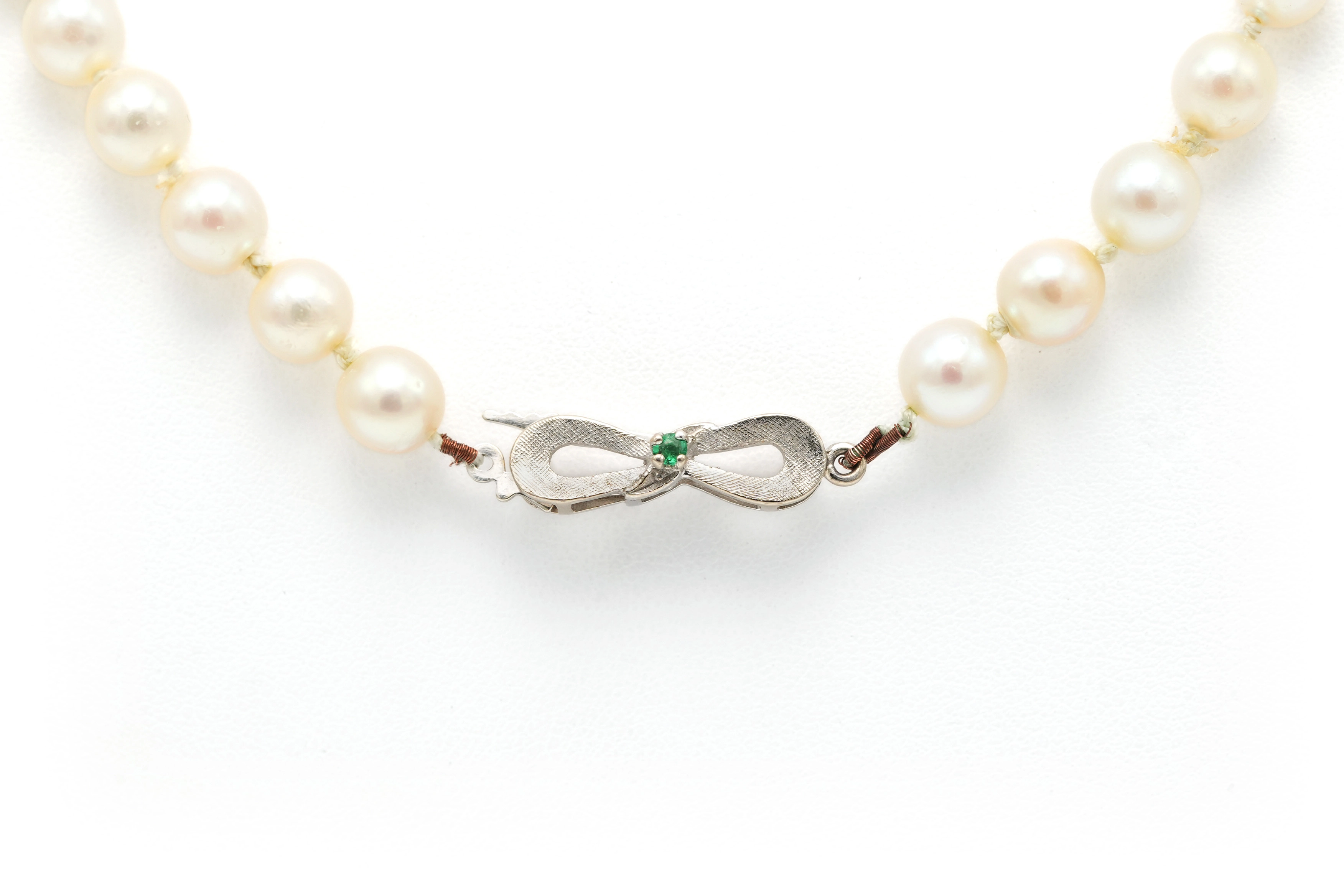 Collier Années 70 en or blanc 18 carats, émeraude et perles - 1