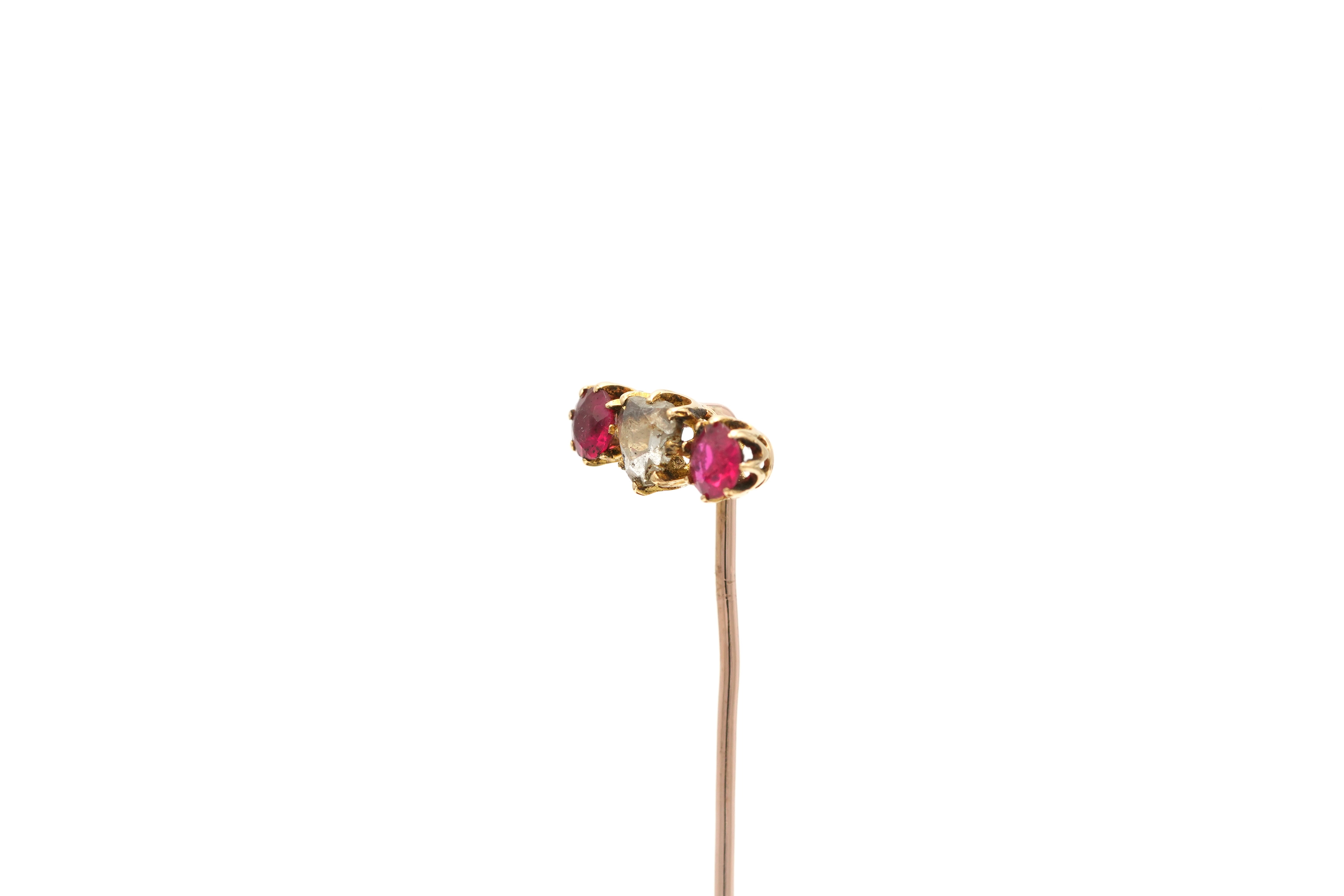 Epingle Napoléon III en or jaune 18 carats sertie de rubis et d'un diamant "taille" rose - 2