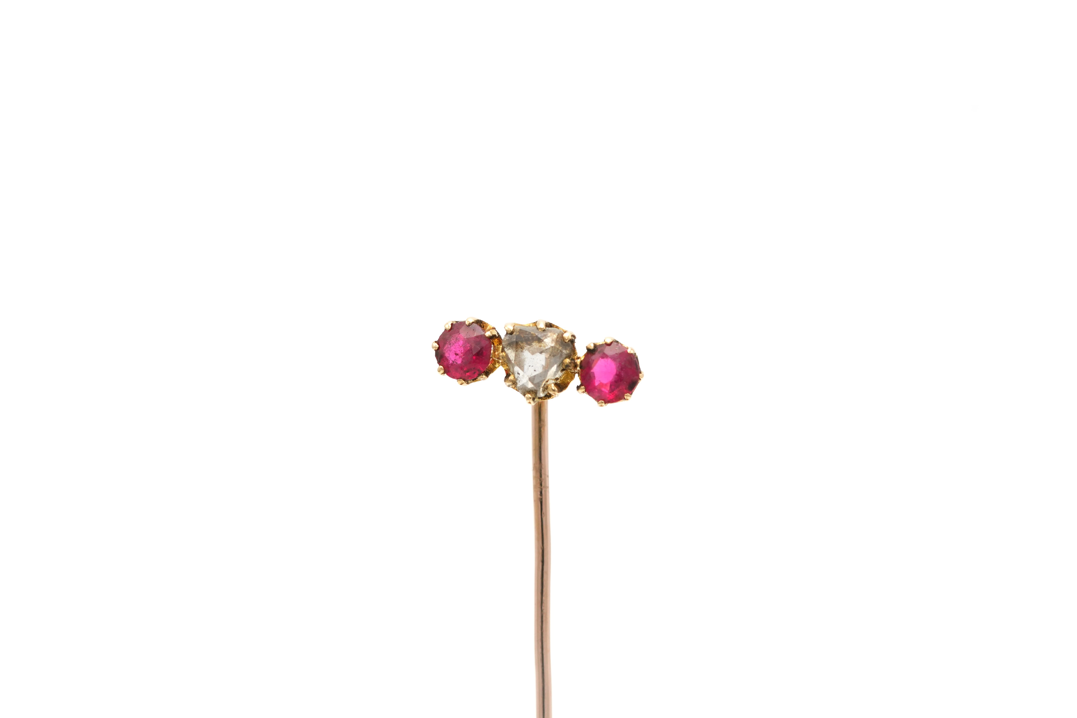 Epingle Napoléon III en or jaune 18 carats sertie de rubis et d'un diamant "taille" rose - 1
