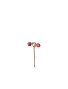 Epingle Napoléon III en or jaune 18 carats sertie de rubis et d'un diamant "taille" rose - 1