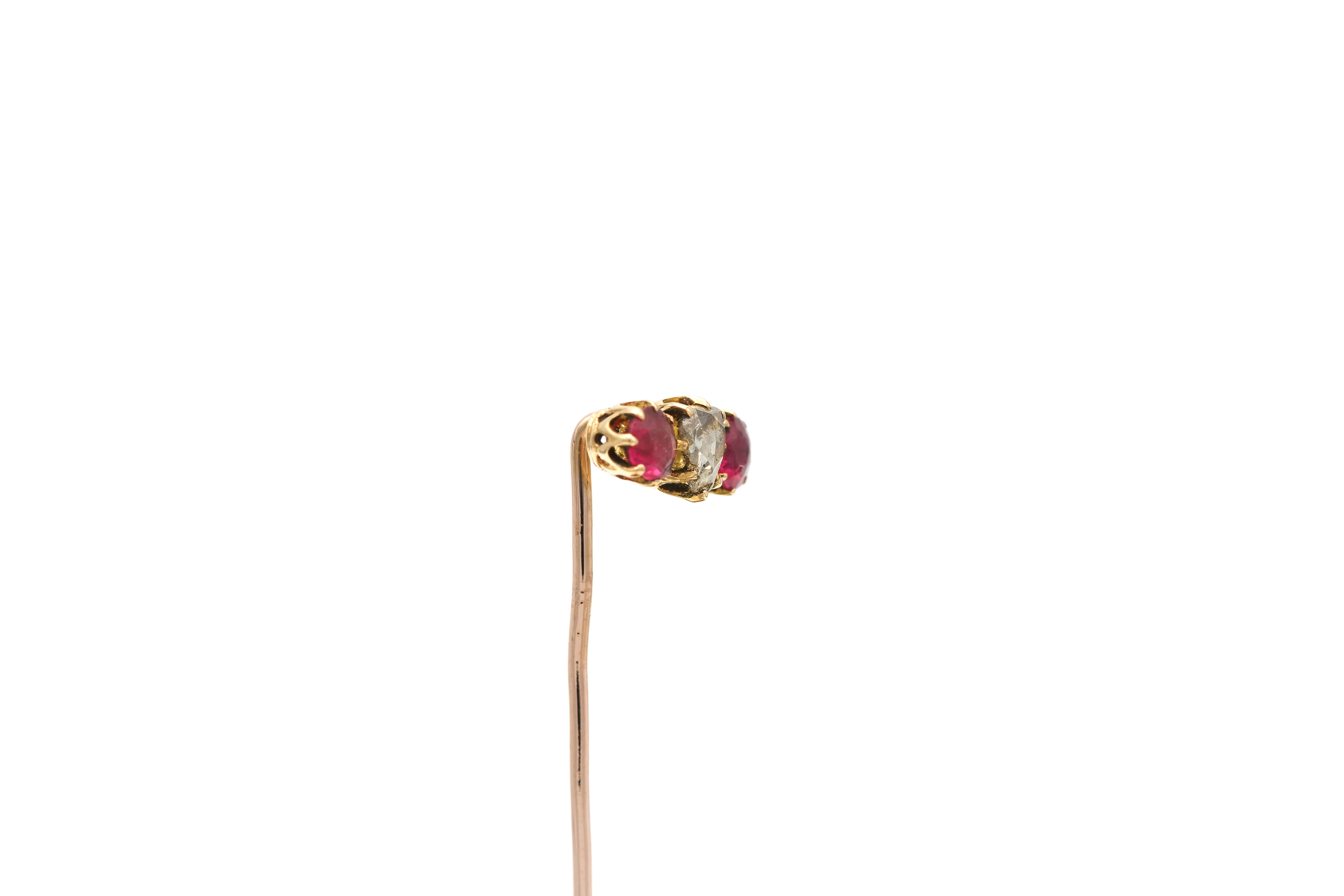 Epingle Napoléon III en or jaune 18 carats sertie de rubis et d'un diamant "taille" rose - 3