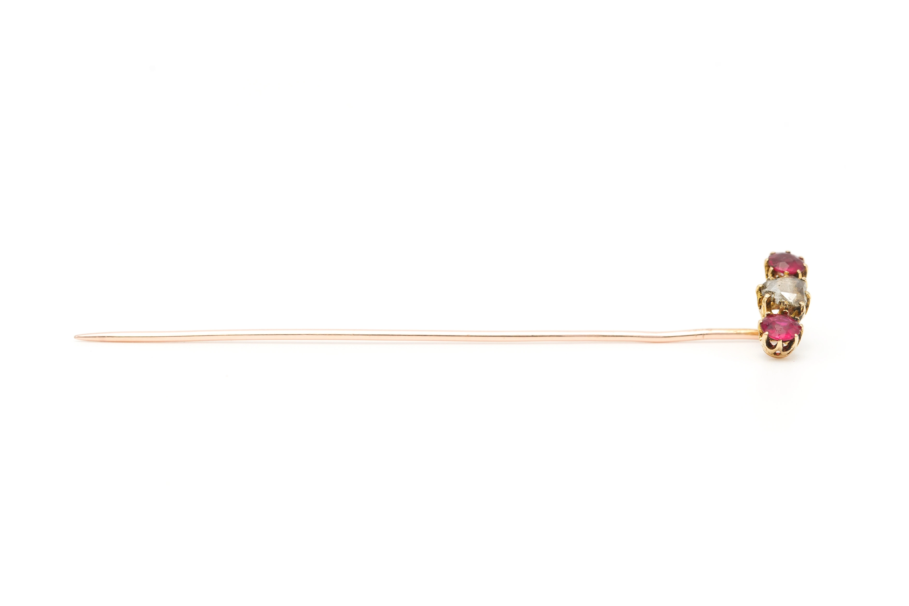 Epingle Napoléon III en or jaune 18 carats sertie de rubis et d'un diamant "taille" rose - 5