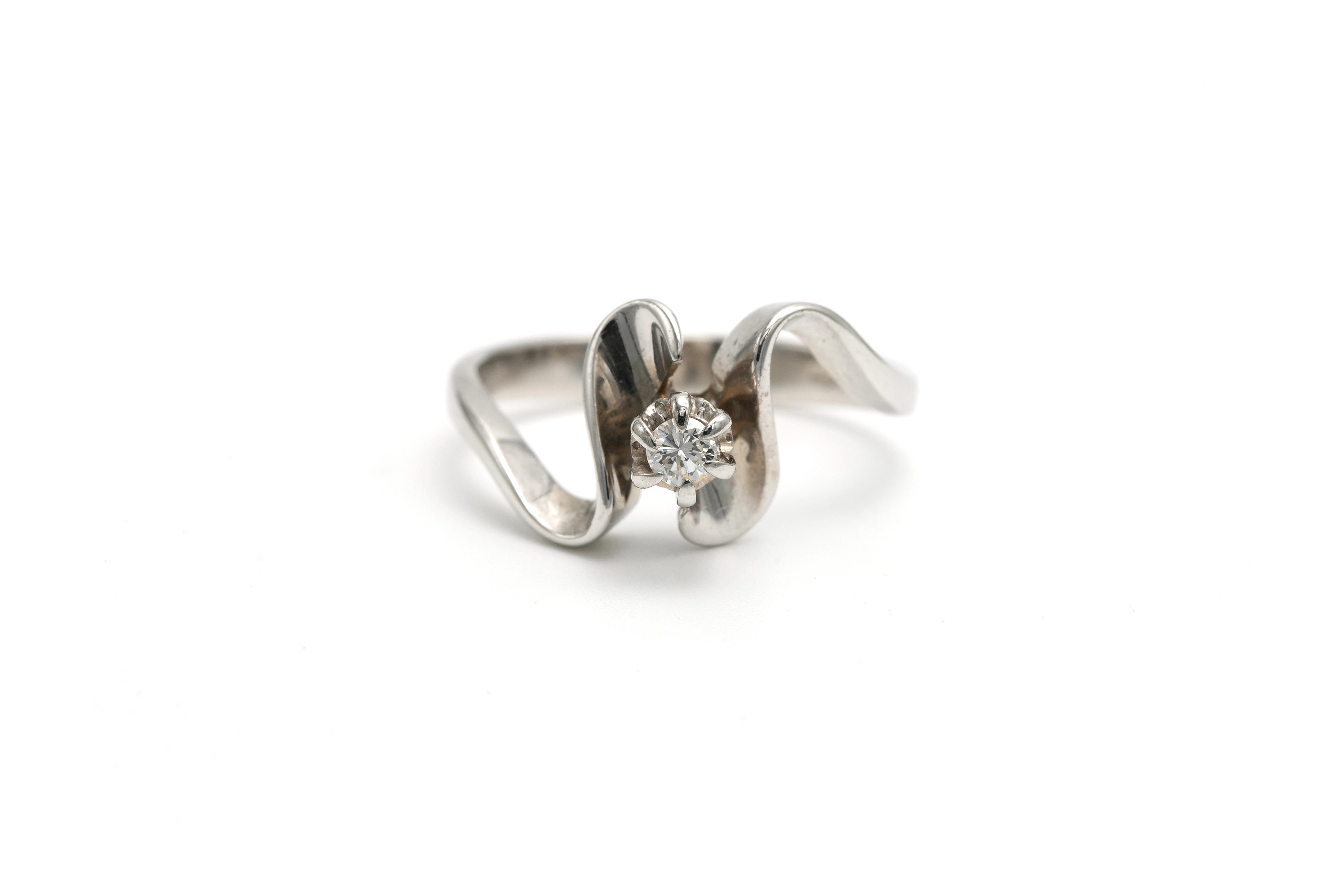 Bague Années 70 en or blanc 18 carats sertie d'un diamant "taille" brillant (+-0.07ct) - - 1