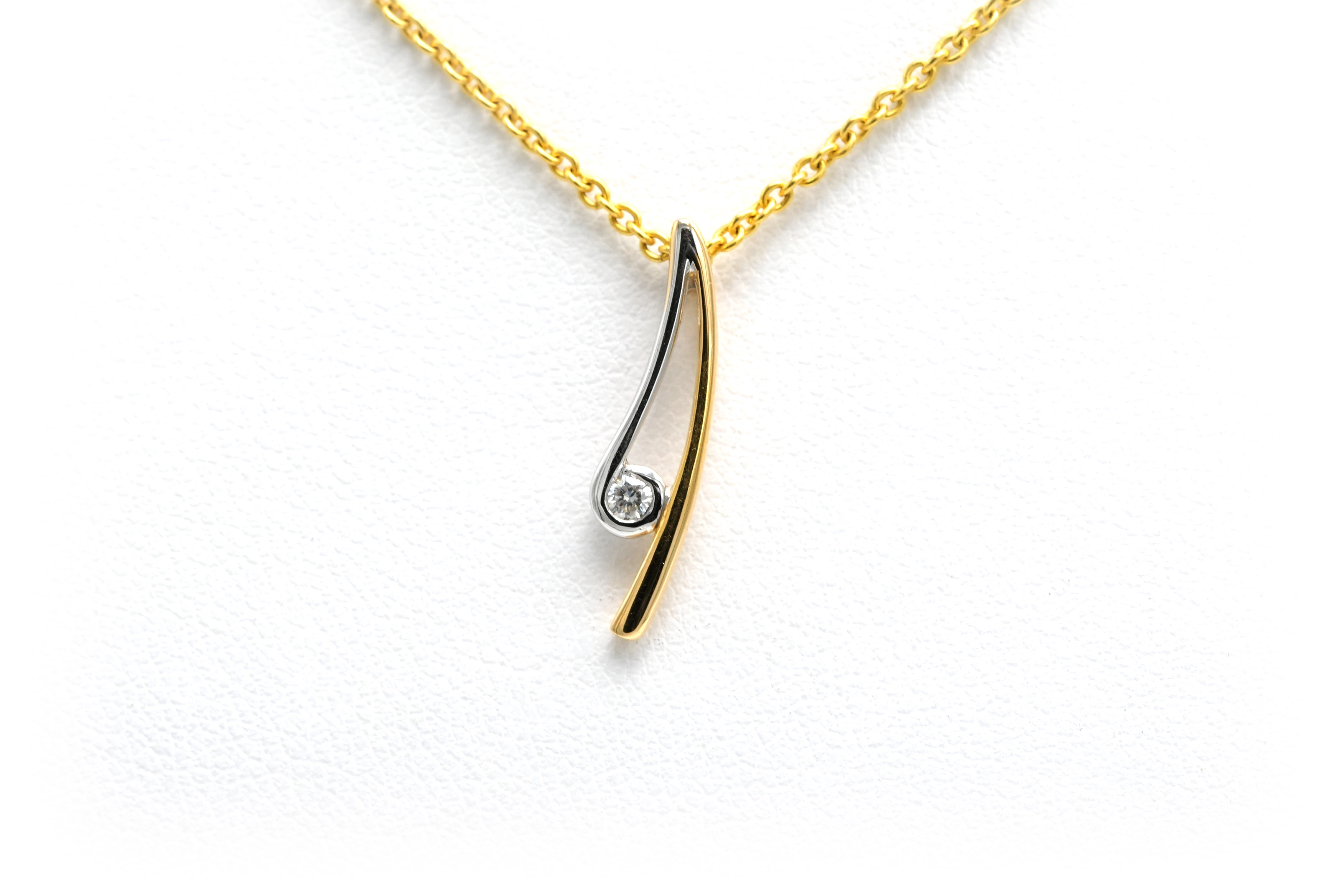 Pendentif contemporain en or jaune et blanc 18 carats serti d'un diamant "taille" brillant (+-0.025ct) - - 1