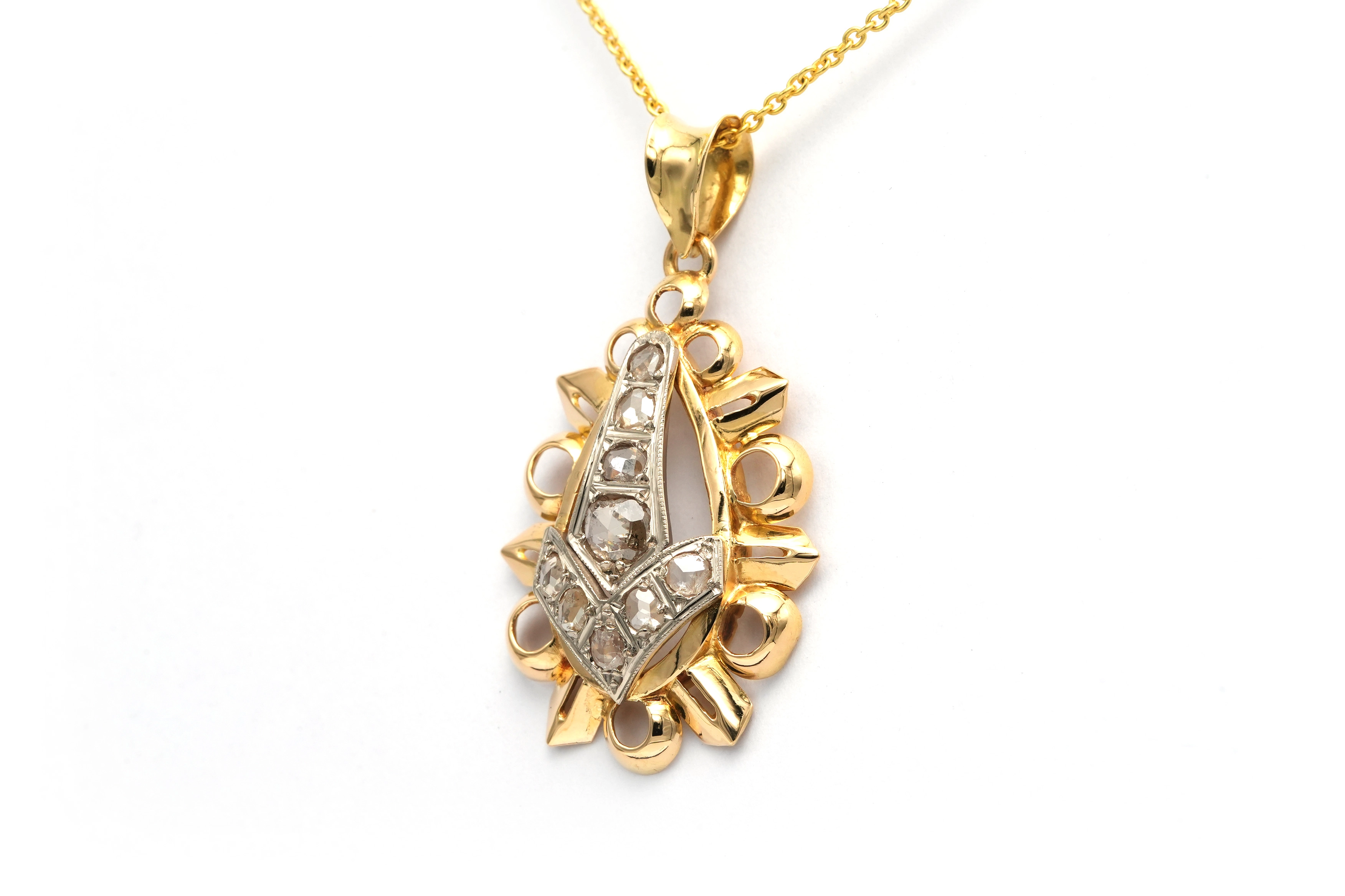 Pendentif Art Déco en or jaune et blanc 18 carats serti de diamants "taille" rose - 2