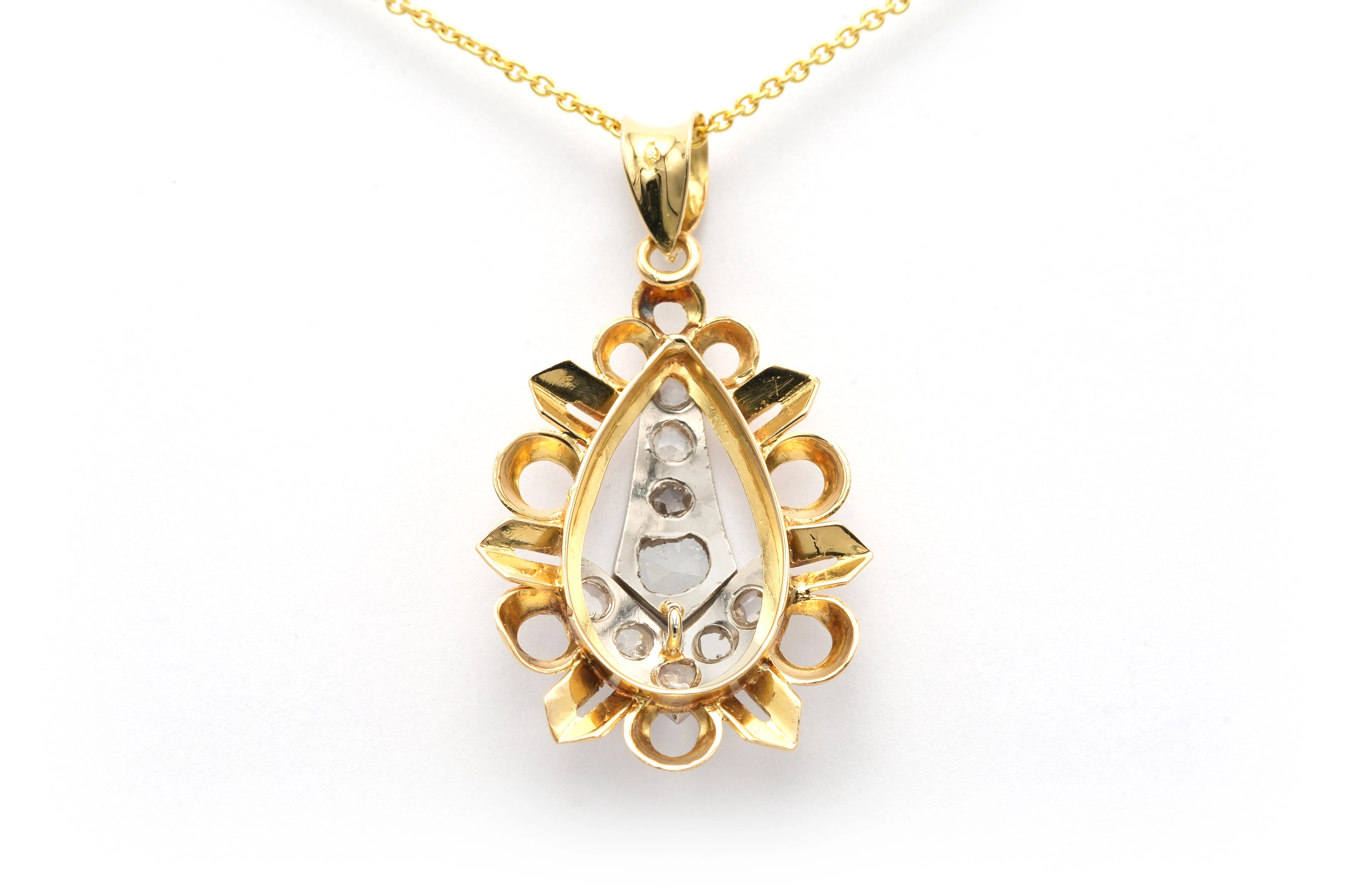 Pendentif Art Déco en or jaune et blanc 18 carats serti de diamants "taille" rose - 4