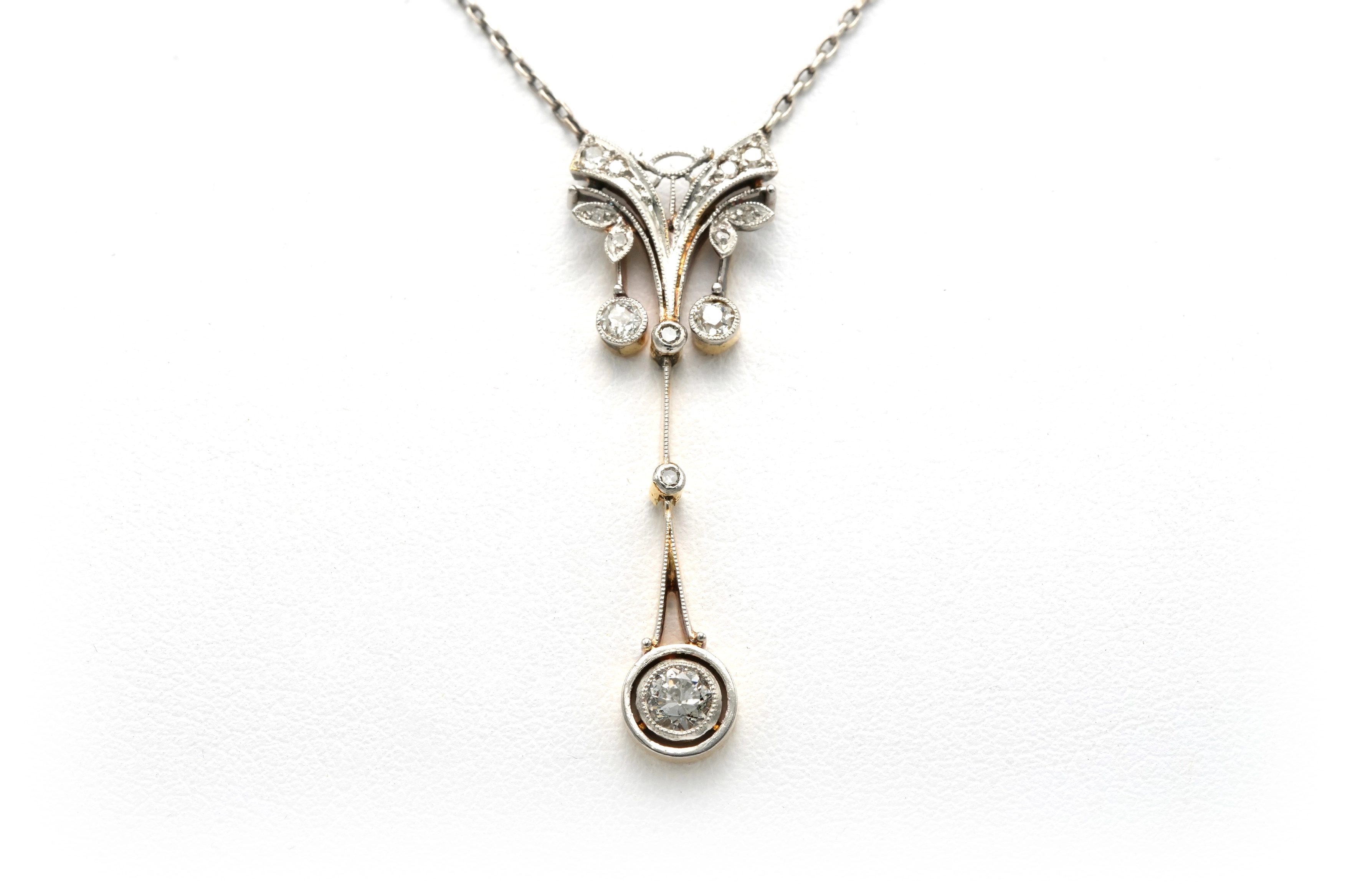 Collier Art Déco en or jaune 18 carats et argent 925 serti de diamants "taille" old cut et "taille" rose - 1