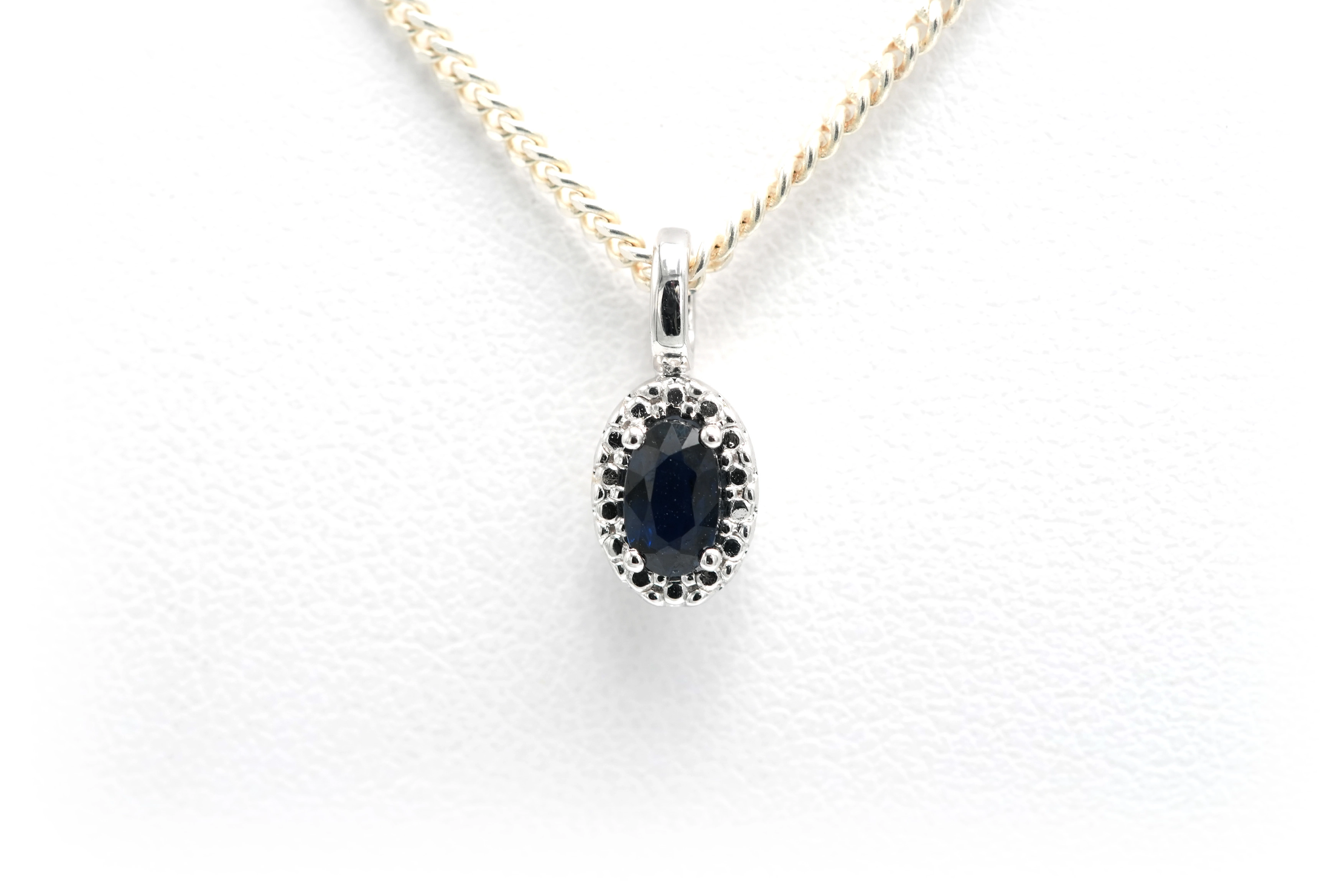Pendentif Contemporain en or blanc 18 carats serti d'un saphir - - 1