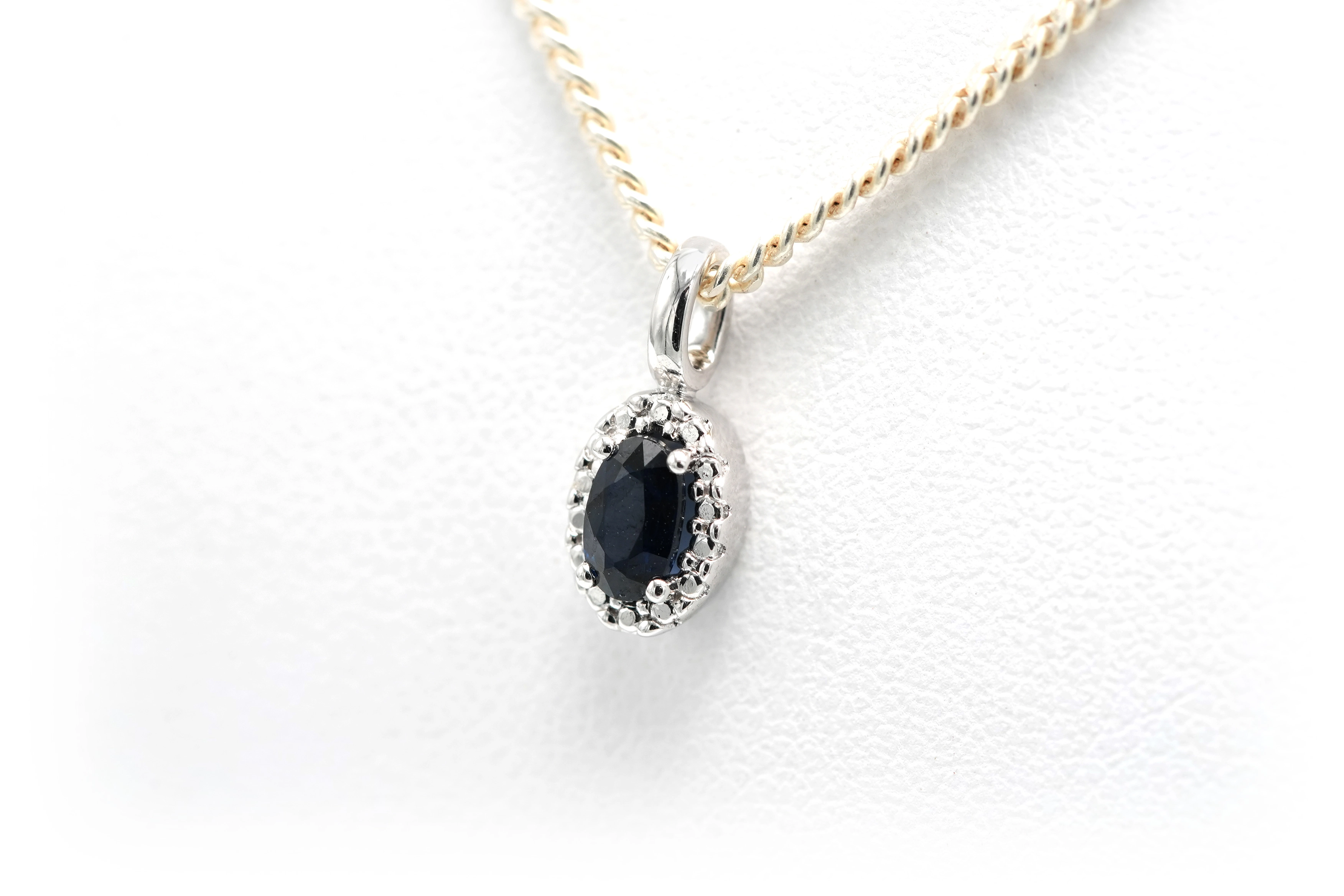 Pendentif Contemporain en or blanc 18 carats serti d'un saphir - 2