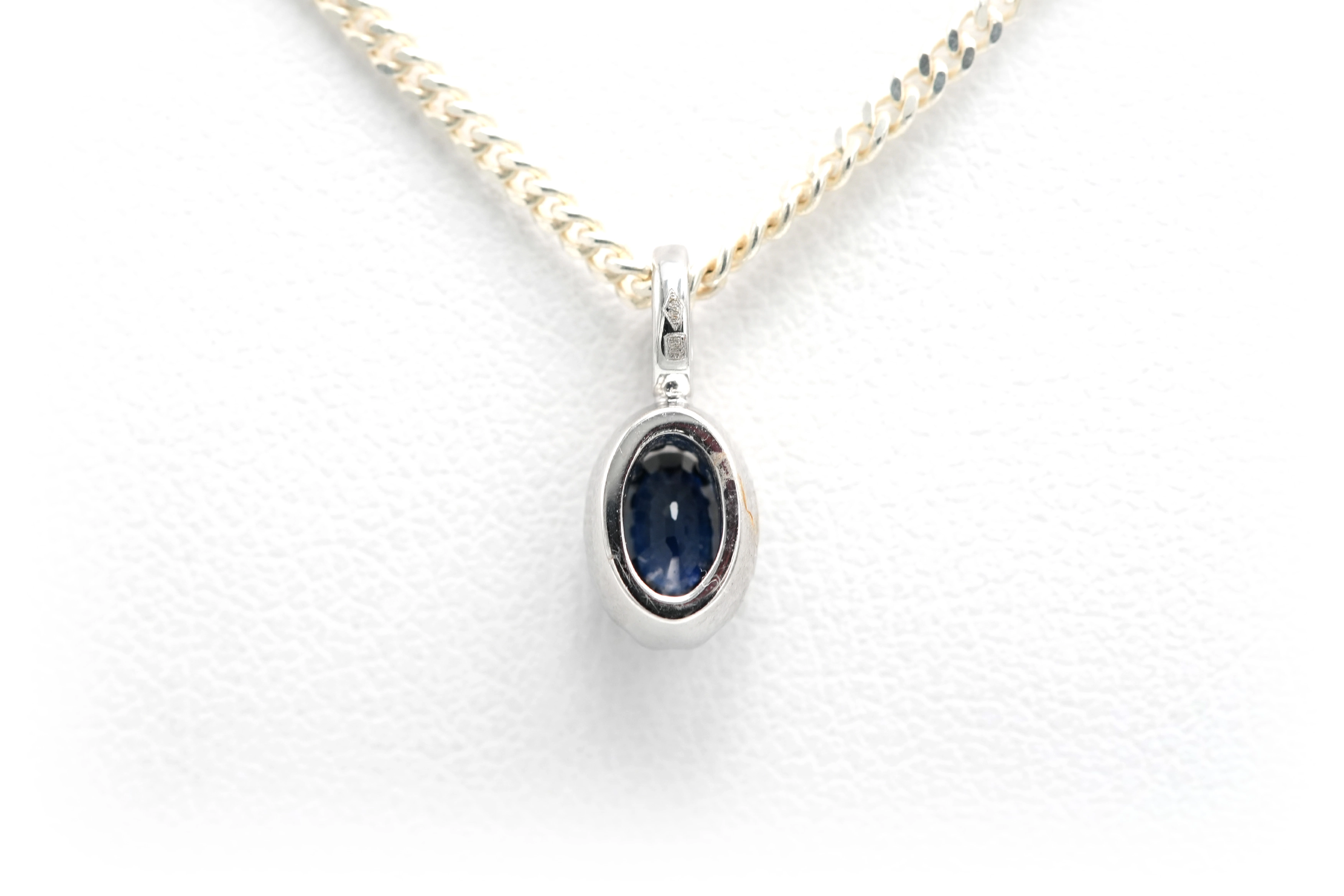 Pendentif Contemporain en or blanc 18 carats serti d'un saphir - 4